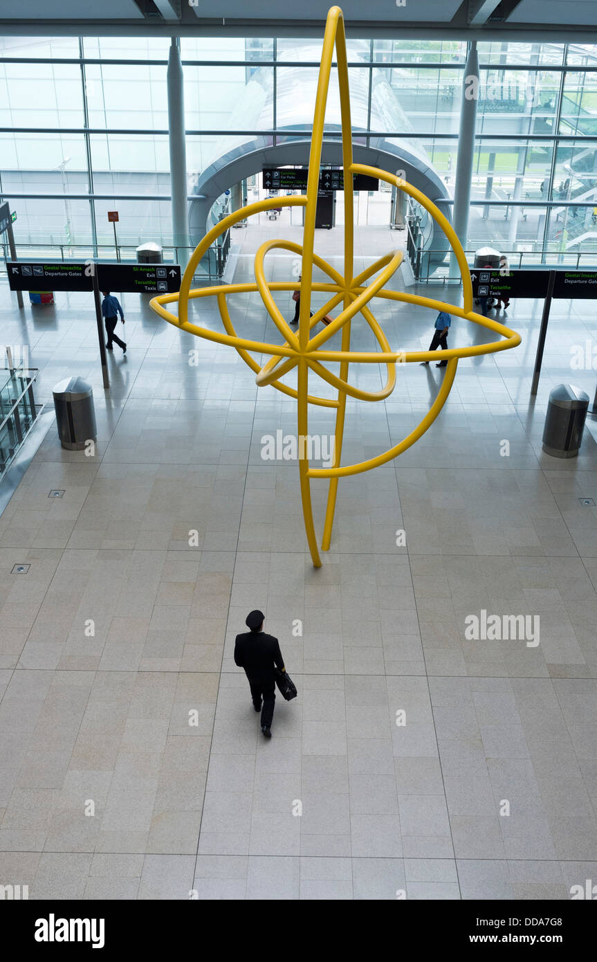 Sculpture tournant par Isabel Nolan dans le Terminal 2 de l'aéroport de Dublin, Irlande. Banque D'Images