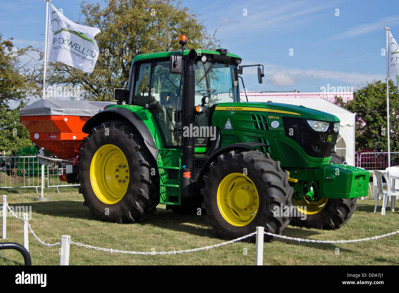 Weedon, España. Août 29, 2013. Comté de Bucks Show. Un tracteur John Deer 6150 m sur l'écran. Crédit : Scott Carruthers/Alamy Live News Banque D'Images