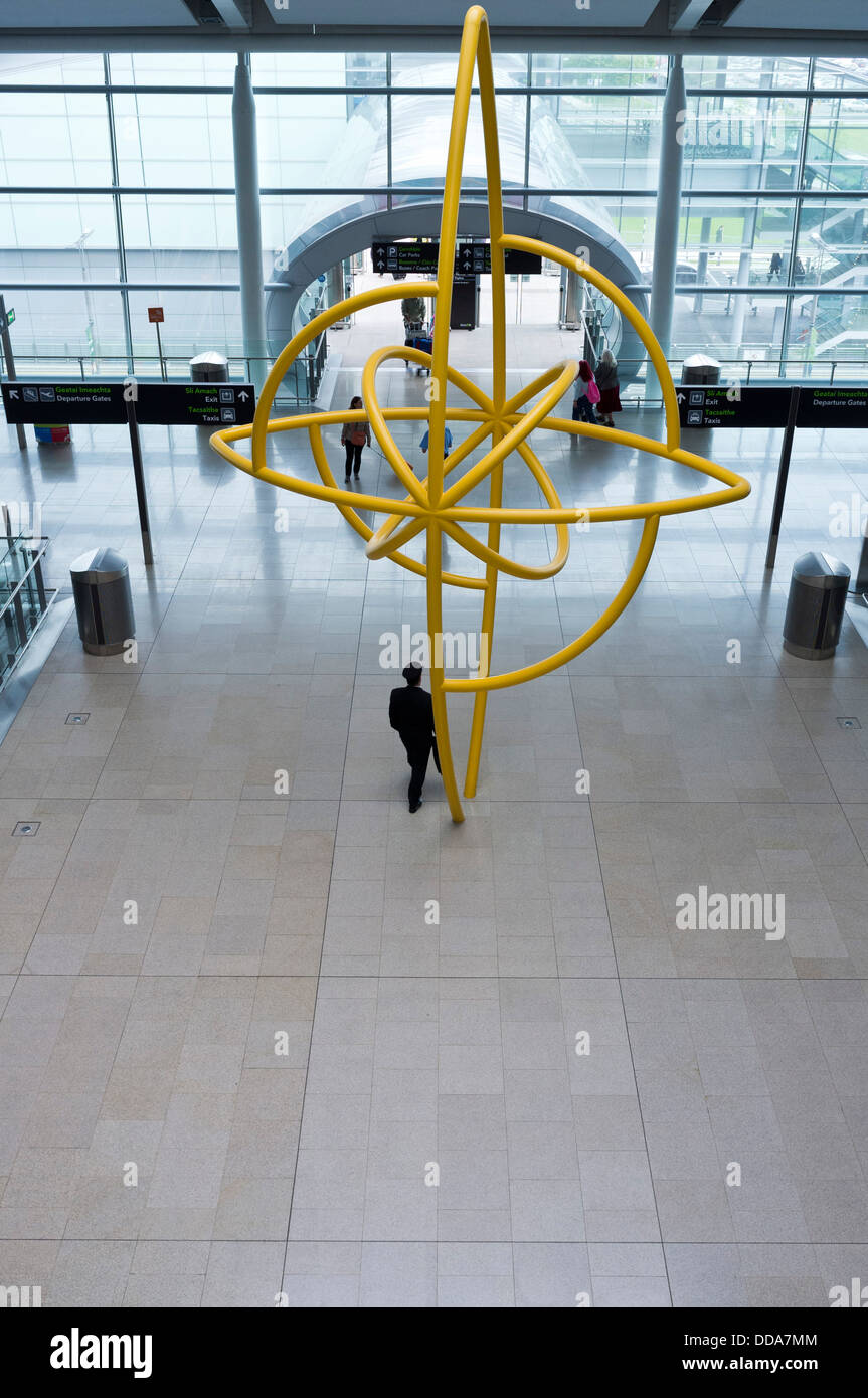 Sculpture tournant par Isabel Nolan dans le Terminal 2 de l'aéroport de Dublin, Irlande. Banque D'Images