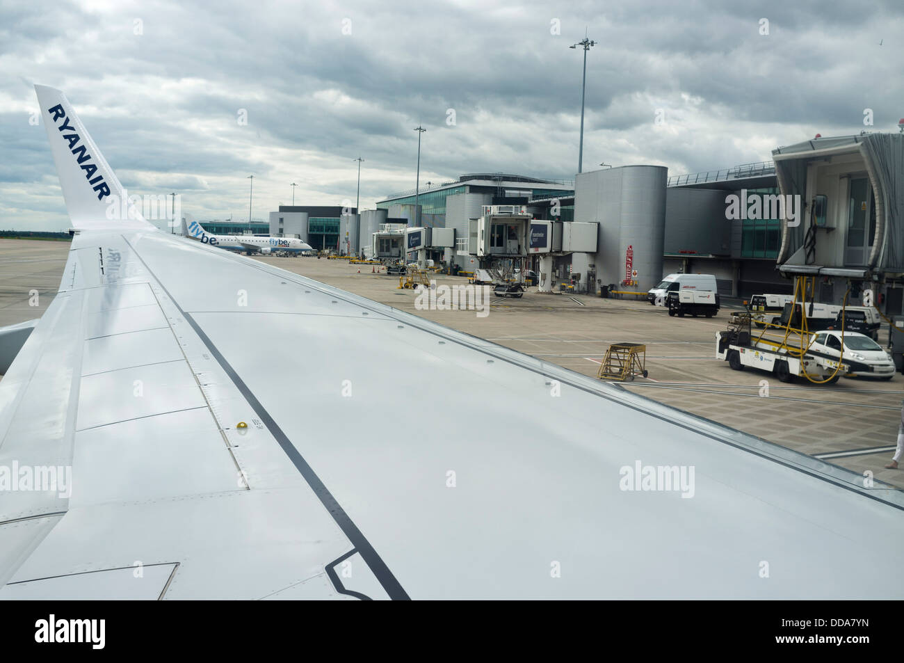 L'aéroport de Manchester vue depuis l'intérieur de la cabine d'un avion stationné, England, UK. Banque D'Images