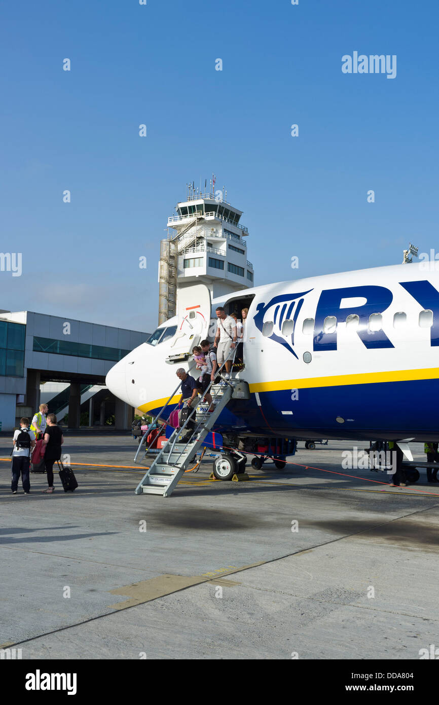 Les passagers débarquant d'un Airbus 320 de Ryanair à l'aéroport de Tenerife Sud, derrière la tour de contrôle, îles canaries, espagne Banque D'Images