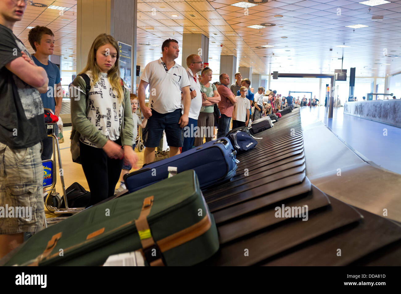 Les passagers en attente de leurs bagages à l'aéroport de Ténérife sud en carrousel, Îles Canaries, Espagne. Banque D'Images