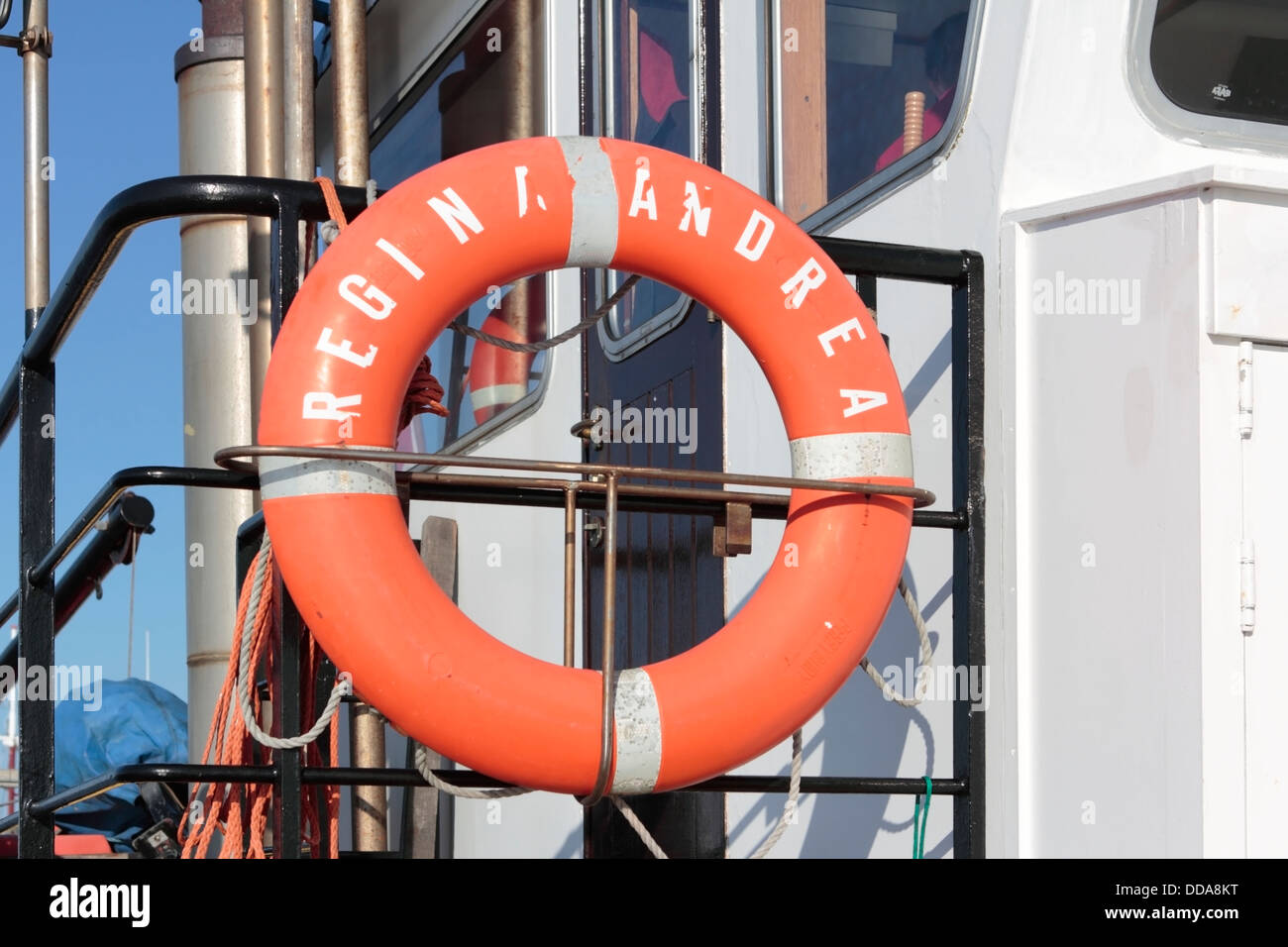Bouée sur un bateau d'excursion sur la mer des Wadden, Pays-Bas Banque D'Images