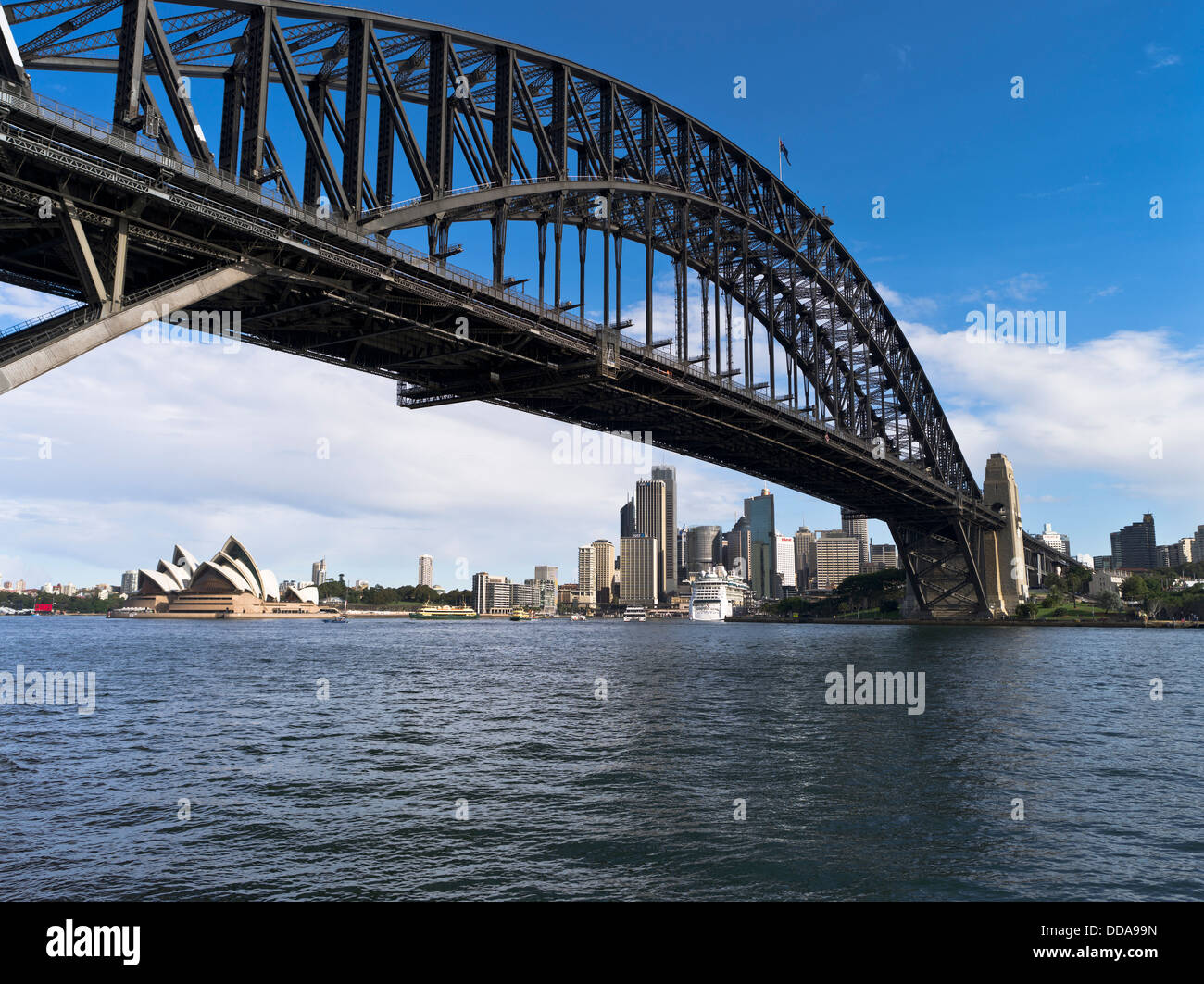 Dh de Sydney Harbour Bridge SYDNEY AUSTRALIE Sydney Opera House city skyline gratte-ciel Banque D'Images