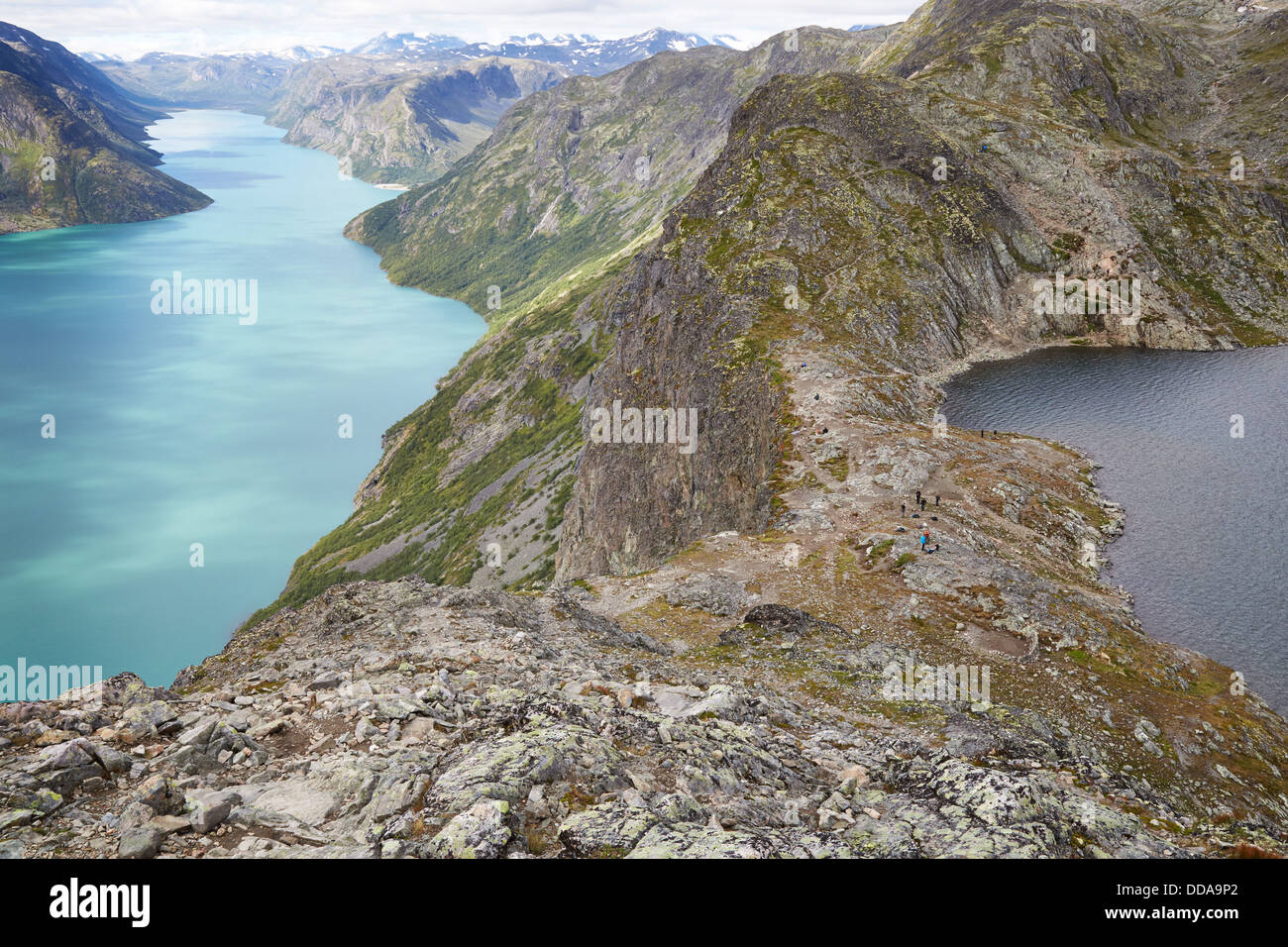 Besseggen Ridge à pied dans le parc national de Jotunheimen La Norvège se déplace dans l'étroite bande de rock entre le lac Gjende et Bessvatnet Banque D'Images