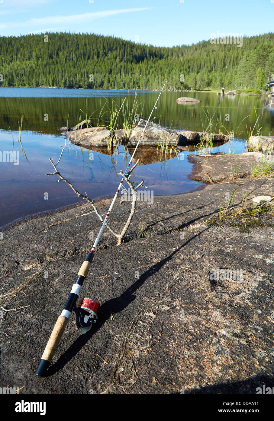 Canne à pêche de fortune et reste à un quartier lac norvégien à Adolen Vikerfjellet dans les hautes terres du centre de la Norvège Banque D'Images
