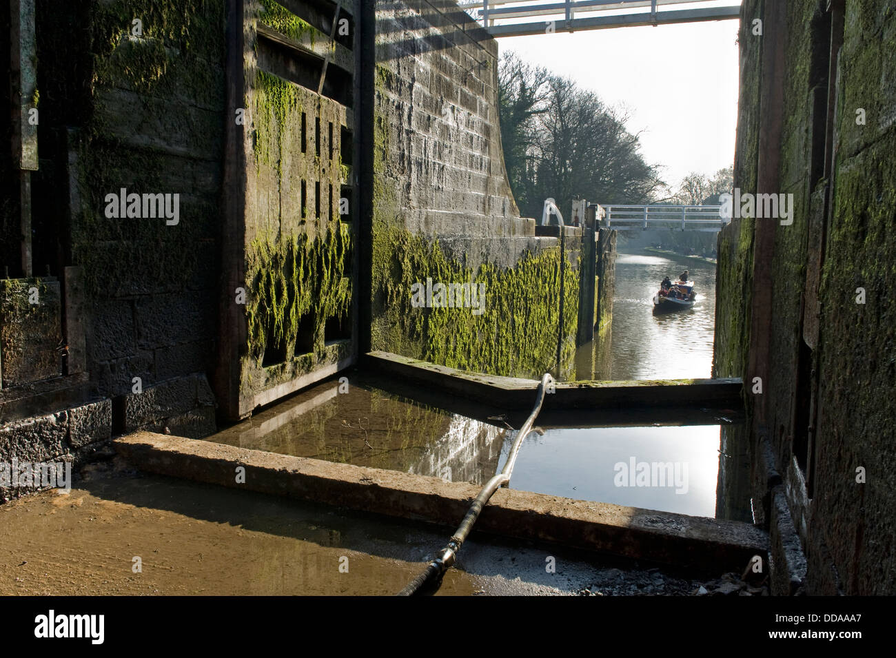Vue depuis l'écluse drainés par portes ouvertes à canal boat - cinq écluses Montée fermée pour rénovation, Leeds Liverpool Canal, Bingley, England, UK Banque D'Images