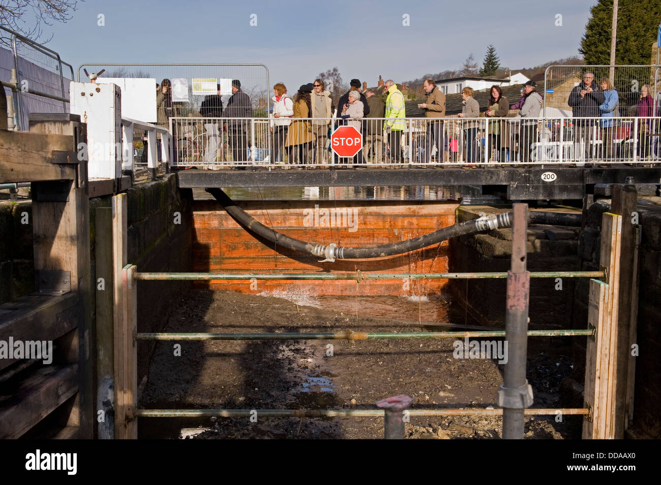 Les gens sur pont sur l'écluse égouttés, marche et à la recherche à des travaux de rénovation - journée portes ouvertes, Bingley's hausse cinq écluses, West Yorkshire, Angleterre, Royaume-Uni. Banque D'Images