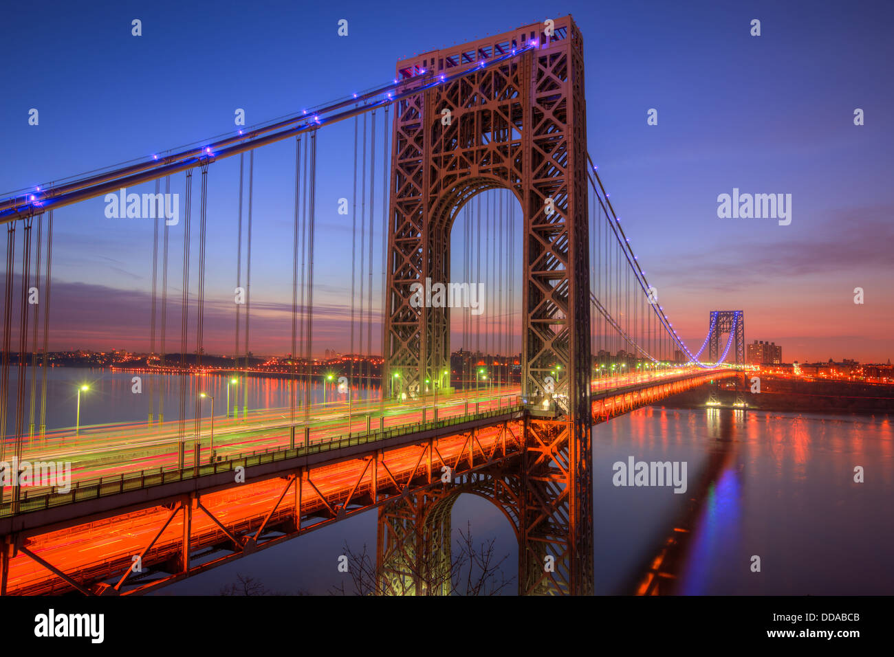 Matin le trafic traversant entre le New Jersey et New York crée des sentiers de lumière sur le pont George Washington avant le lever du soleil. Banque D'Images