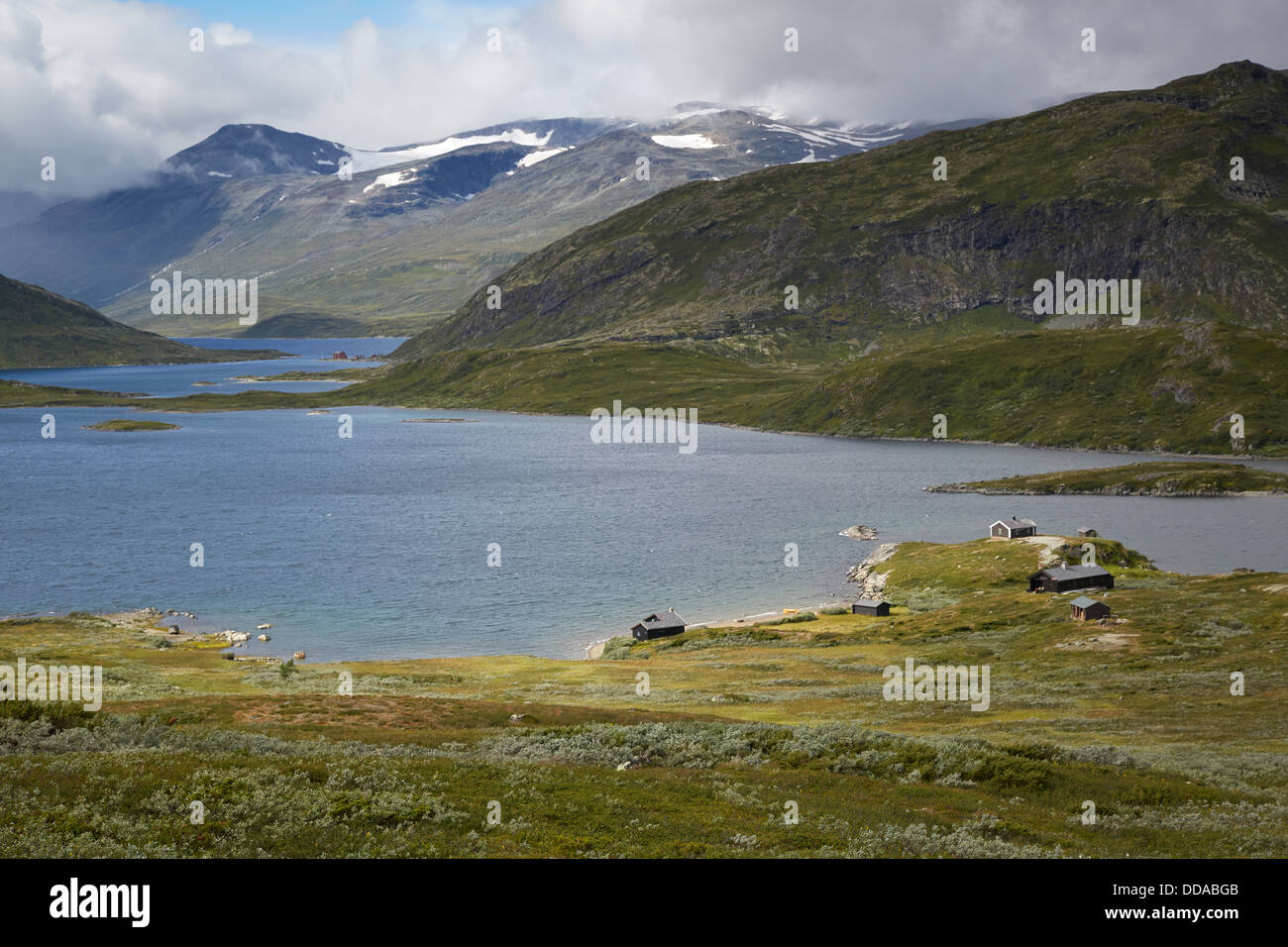 En regardant vers le lac Bygdin Torfinnstindan Galdeberg de pics et dans le parc national de Jotunheimen Norvège Août Banque D'Images