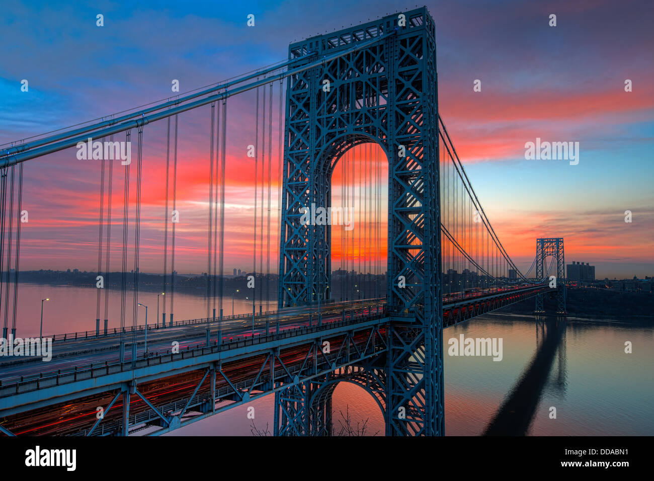 Matin le trafic traversant entre le New Jersey et New York crée des sentiers de lumière sur le pont George Washington avant le lever du soleil. Banque D'Images