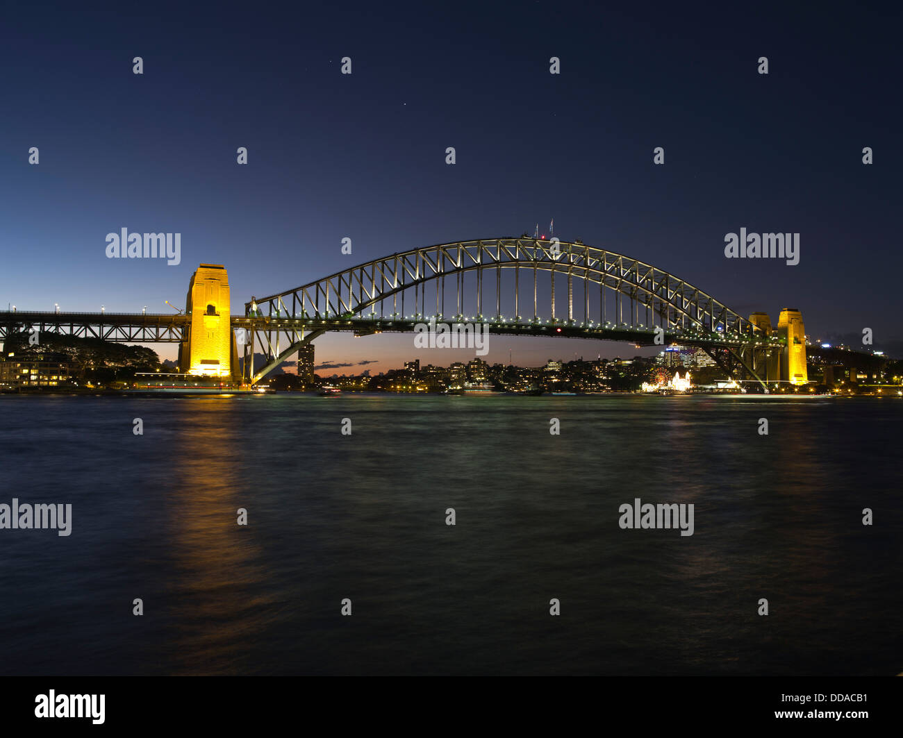 Dh Le Port de Sydney Sydney Australie courts de Sydney Harbour Bridge au coucher du soleil du soir nuit Banque D'Images