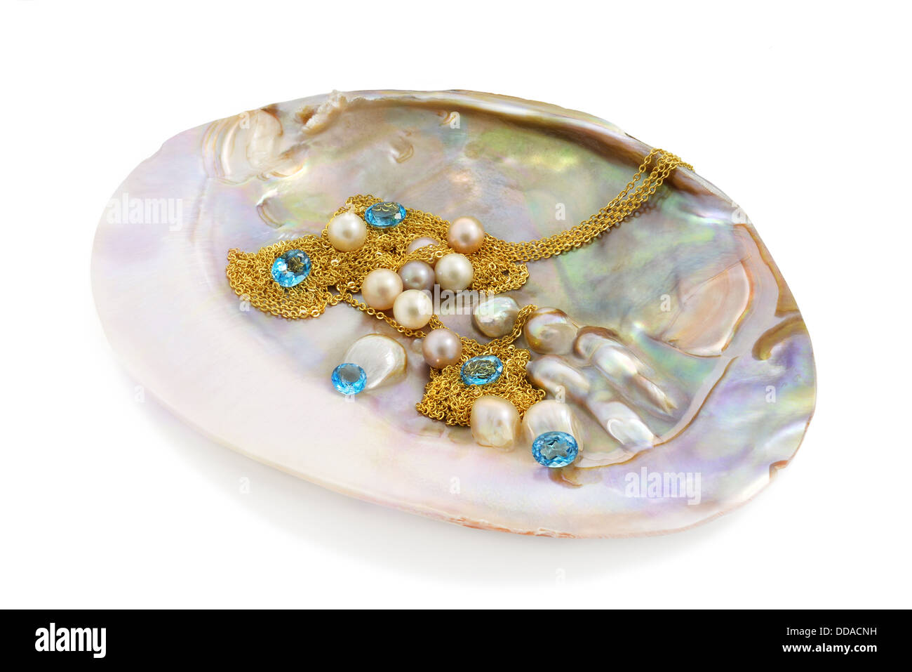 Bleu Topaze, des chaînes en or et de perles en nacre. Banque D'Images