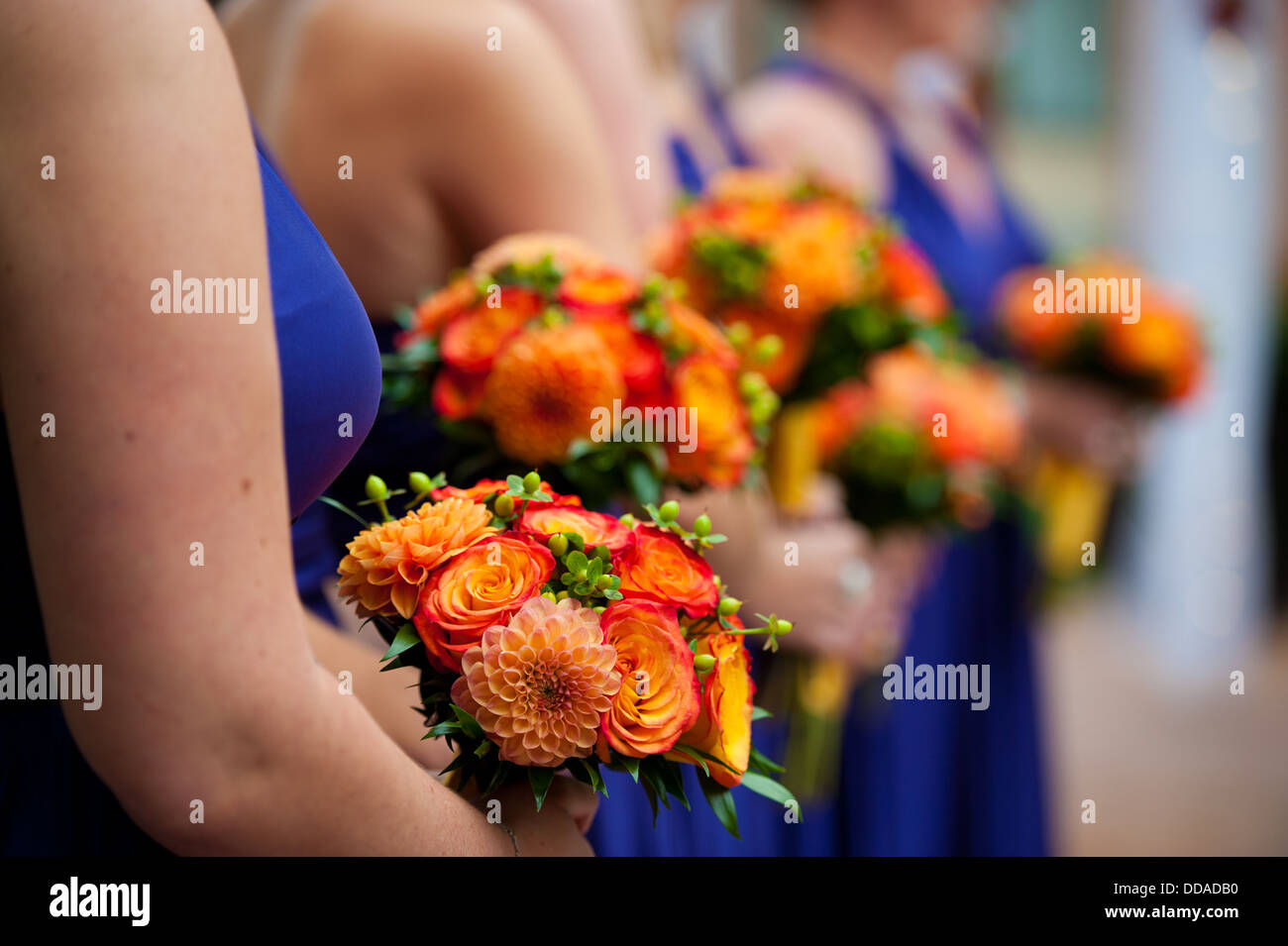 Bridesmaids holding bouquets sur l'autel Banque D'Images