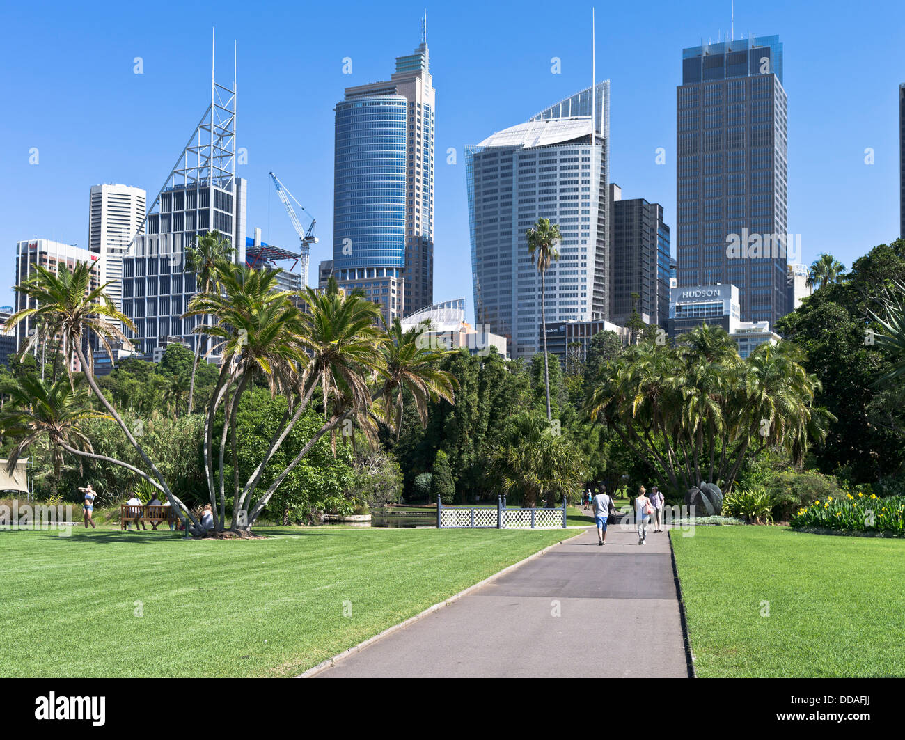 dh Royal Botanic Gardens SYDNEY AUSTRALIE Australian People Park path Central Business finance District ville gratte-ciel bâtiments jardin jour Banque D'Images