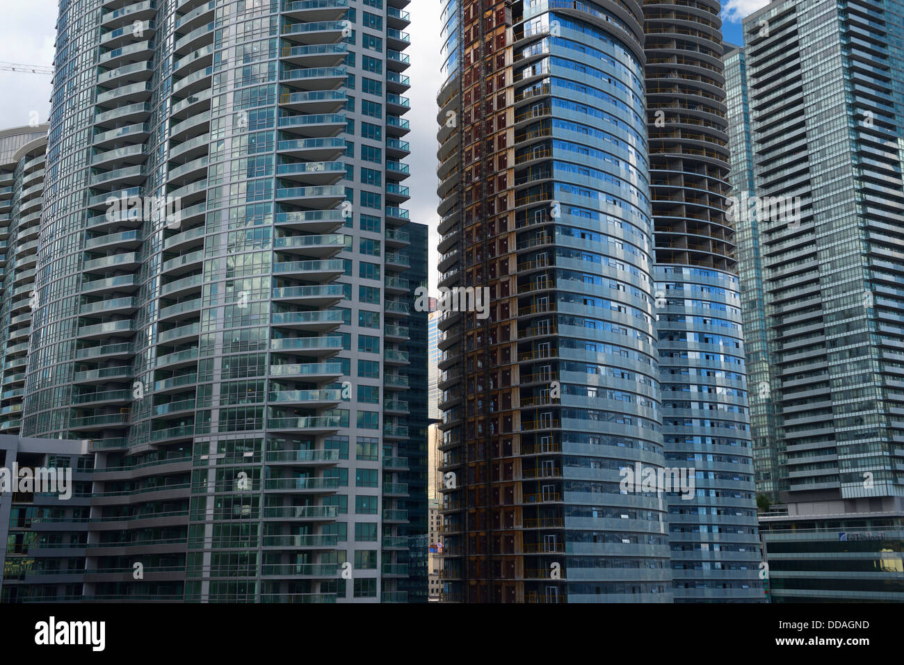 La construction de copropriétés highrise bondé à Toronto avec tours bancaires vu à travers une fente Banque D'Images