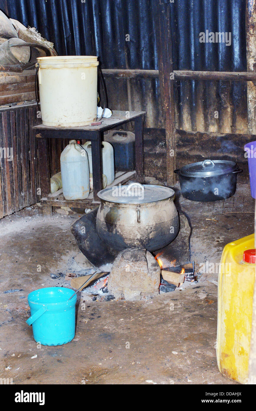 Cuisine typiquement africaine, la cuisson des aliments au feu de bois et de charbon Banque D'Images