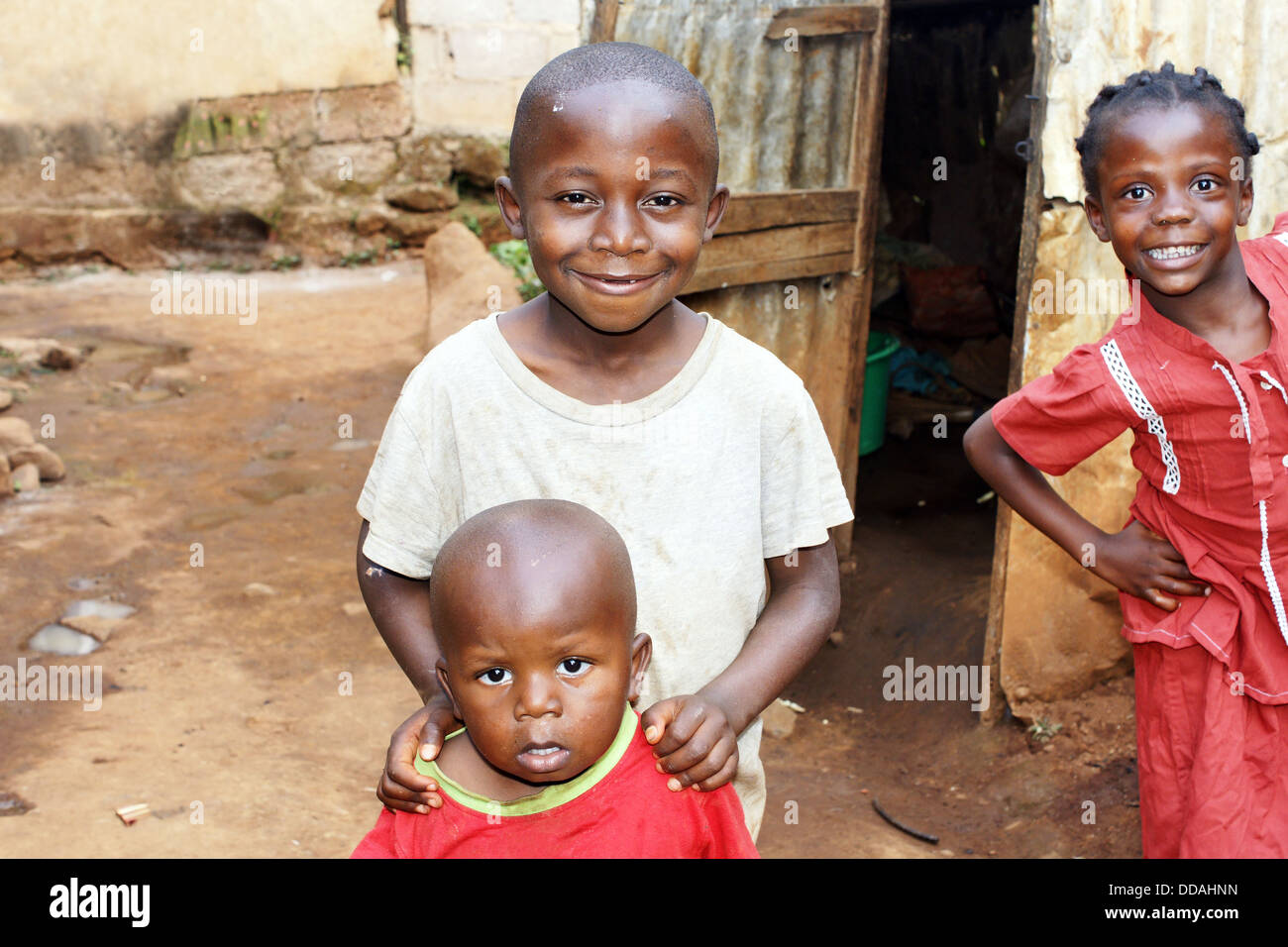 Les enfants d'Afrique : deux petits frères et une fille à la maison Banque D'Images