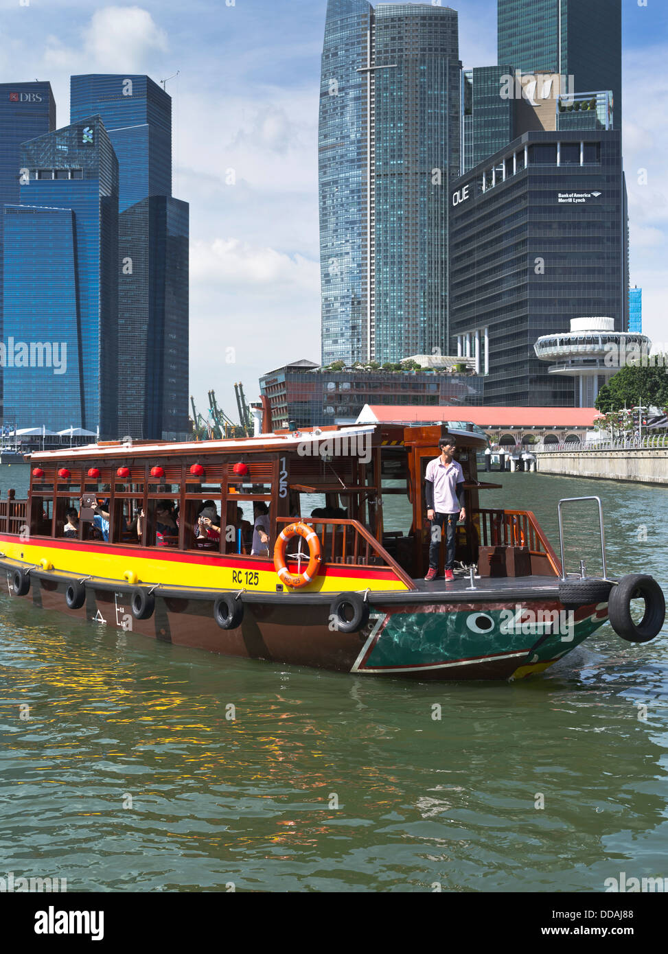 dh Marine Bay CENTRE-VILLE DE SINGAPOUR BUMBOAT croisière tours Singapour bateau-taxi eau gratte-ciel bateau de rivière Banque D'Images