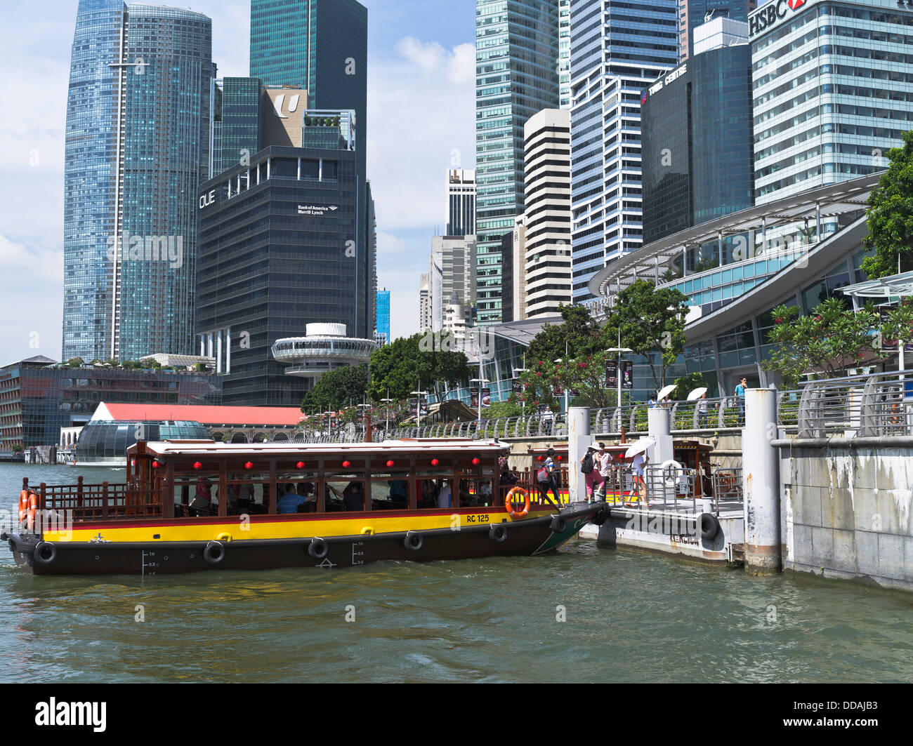 Centre-ville de la baie marine dh Bumboat SINGAPOUR Singapour jetée pier tours bateaux taxi de l'eau des gratte-ciel Banque D'Images
