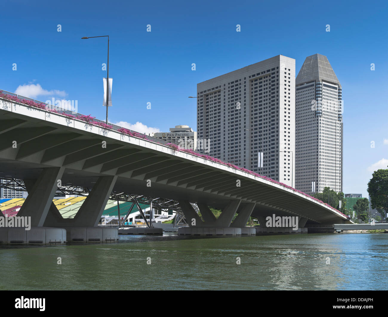 Dh Marina Bay CENTRE-VILLE ponts routiers SINGAPOUR Ritz Carlton Millenia bâtiment de l'hôtel Banque D'Images