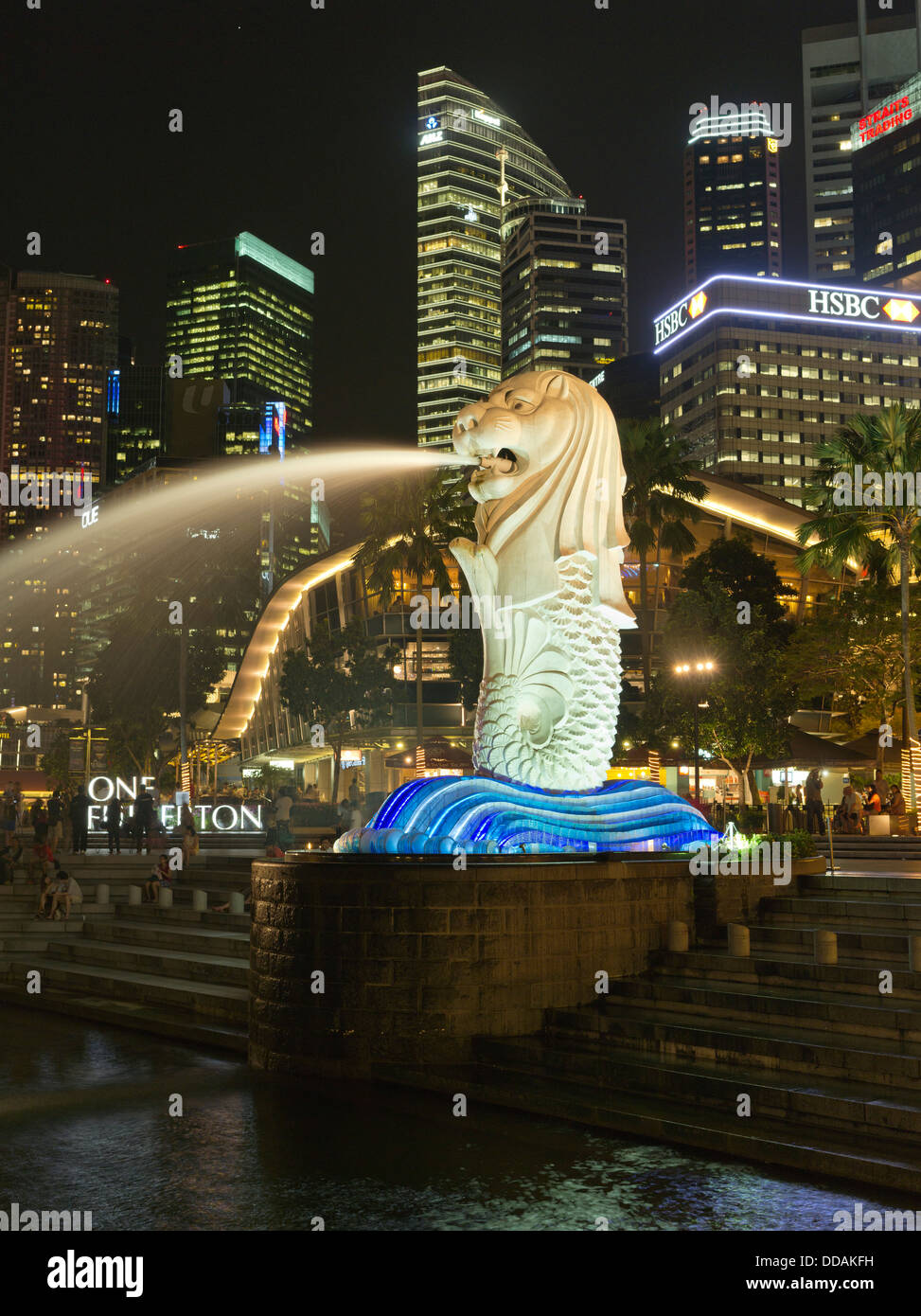 Dh du Parc Merlion Merlion SINGAPOUR MARINA BAY nuit ville lumières statue fontaine skyscappers Banque D'Images