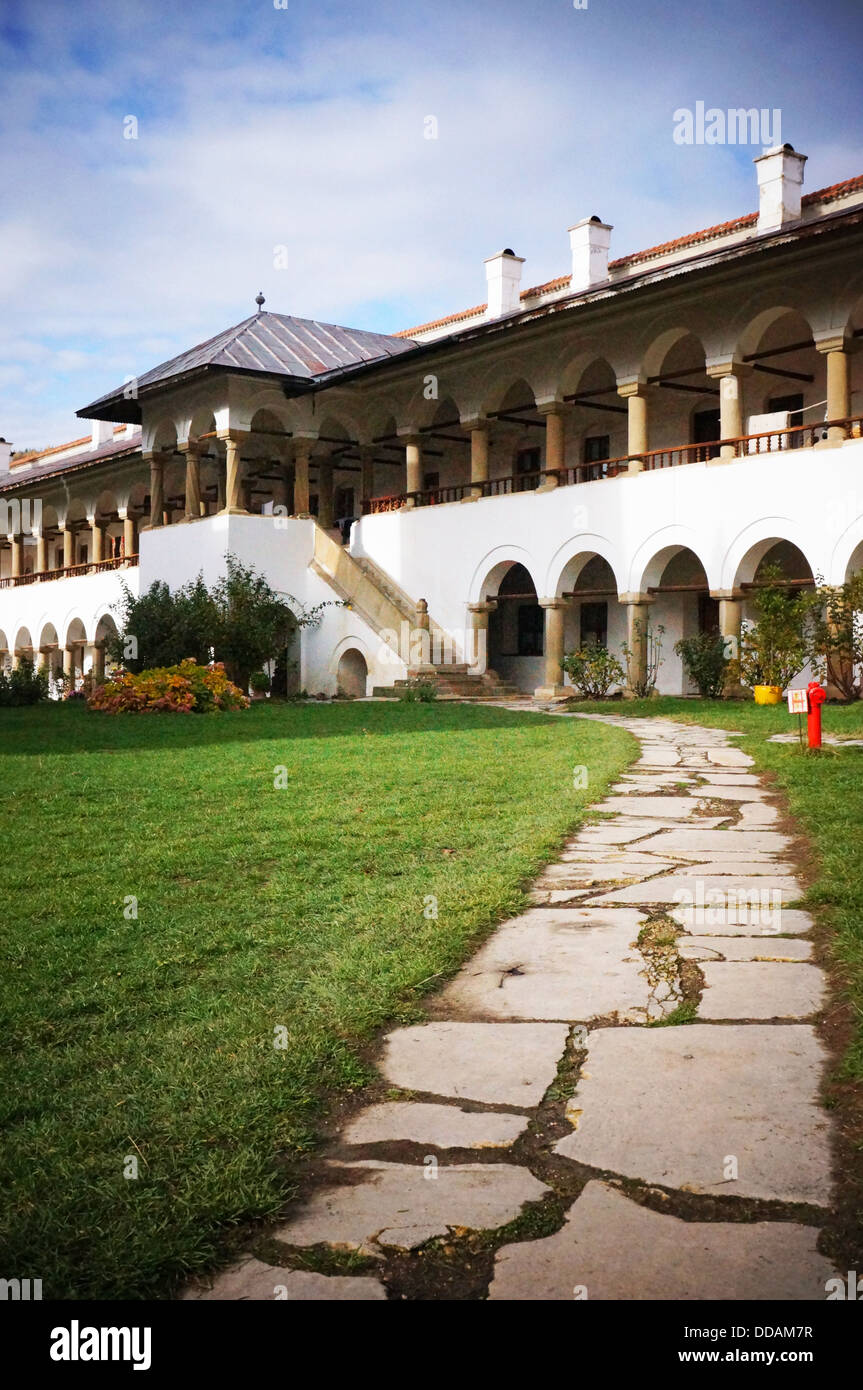 Cour de la monastère Polovragi en Roumanie Banque D'Images
