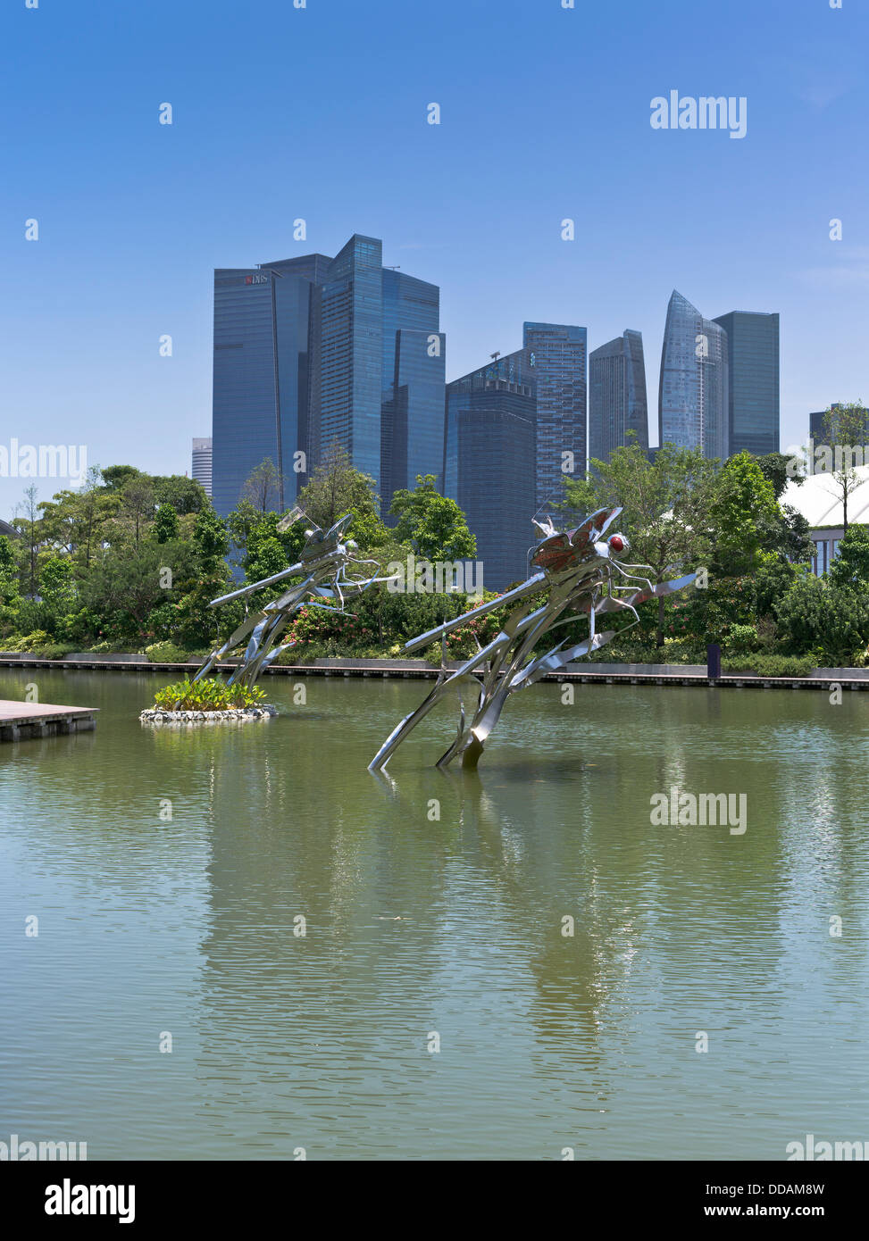 Jardin de Sculptures dh lake GARDENS BY THE BAY SINGAPORE Boy butterfly sculpture park chasing ville skyscapers skyline Banque D'Images