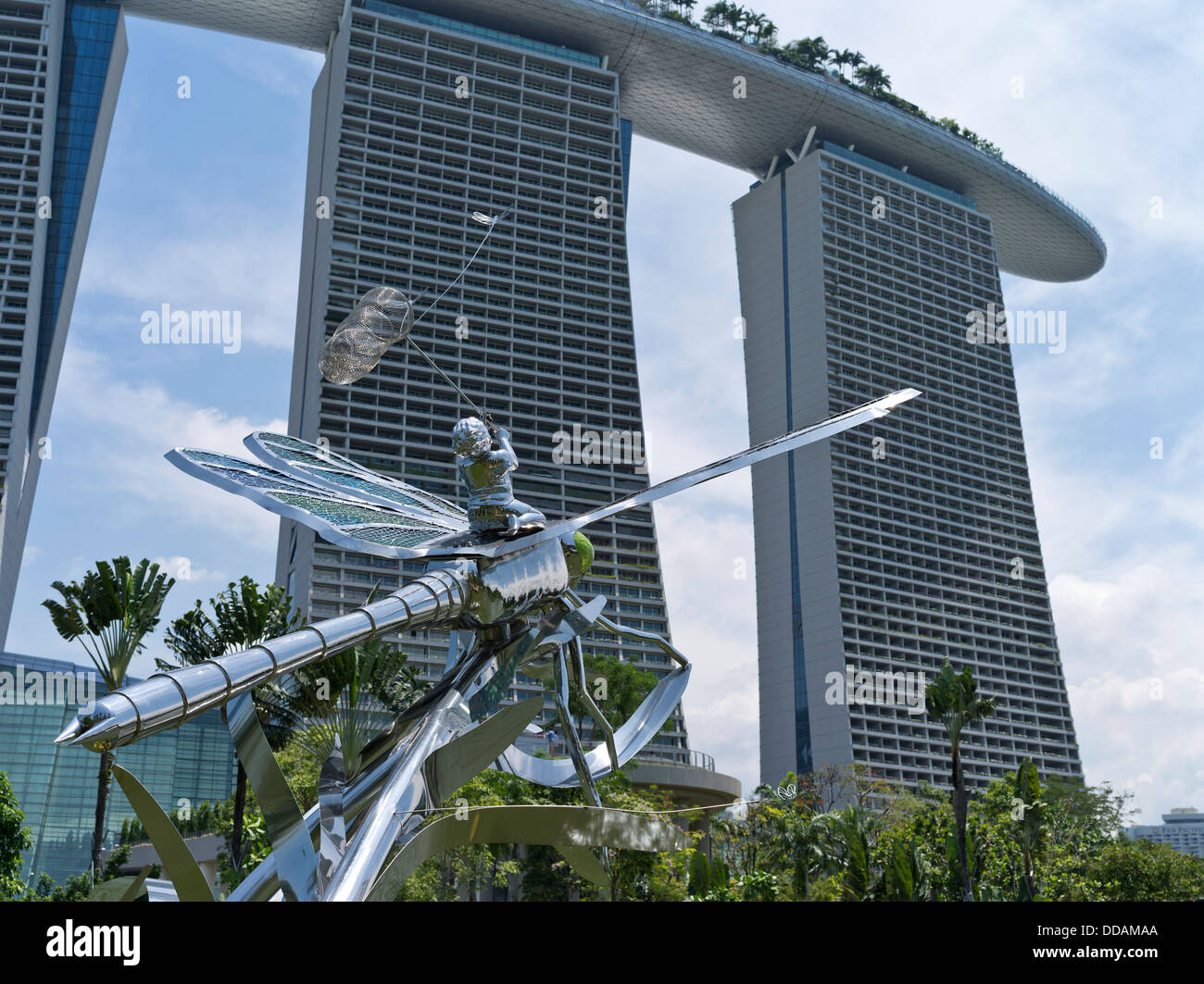 Dh Marina Bays Sands Hotel GARDENS BY THE BAY SINGAPORE Boy chasing butterfly jardin sculptures sculpture extérieure moderne Banque D'Images