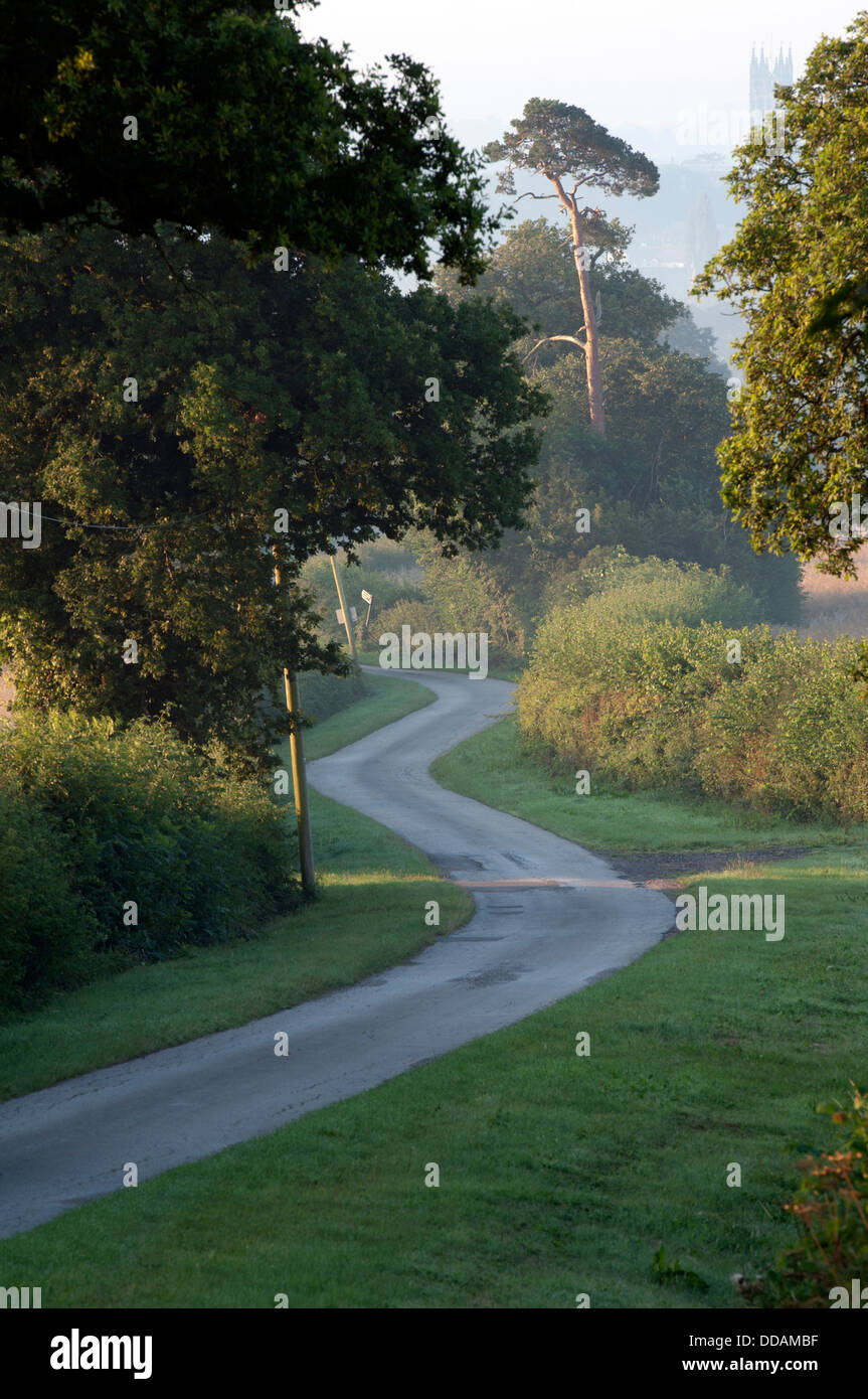 Route de campagne sinueuse, Warwickshire, UK Banque D'Images