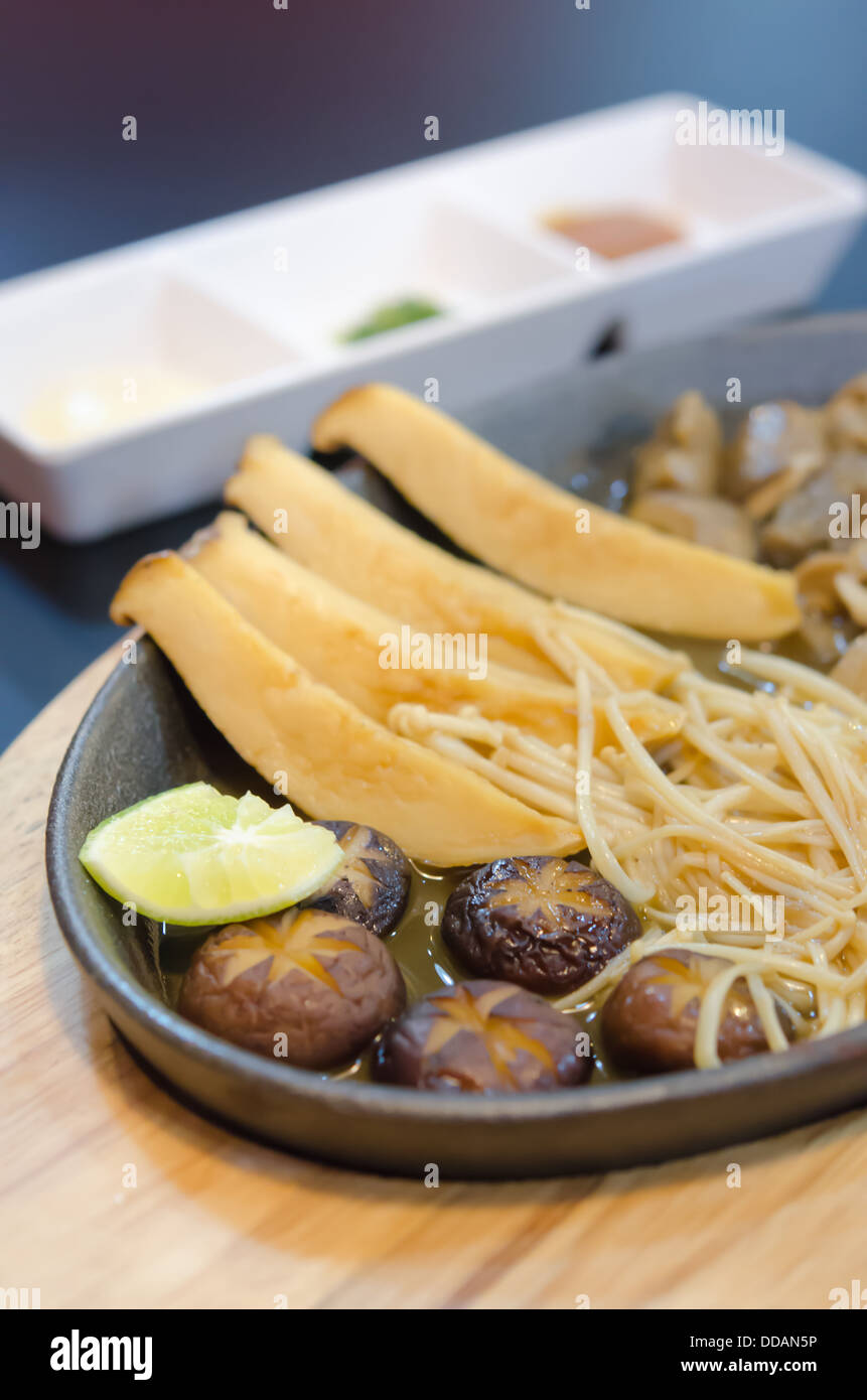 La nourriture japonaise, sautées champignons mixtes sur la plaque Banque D'Images