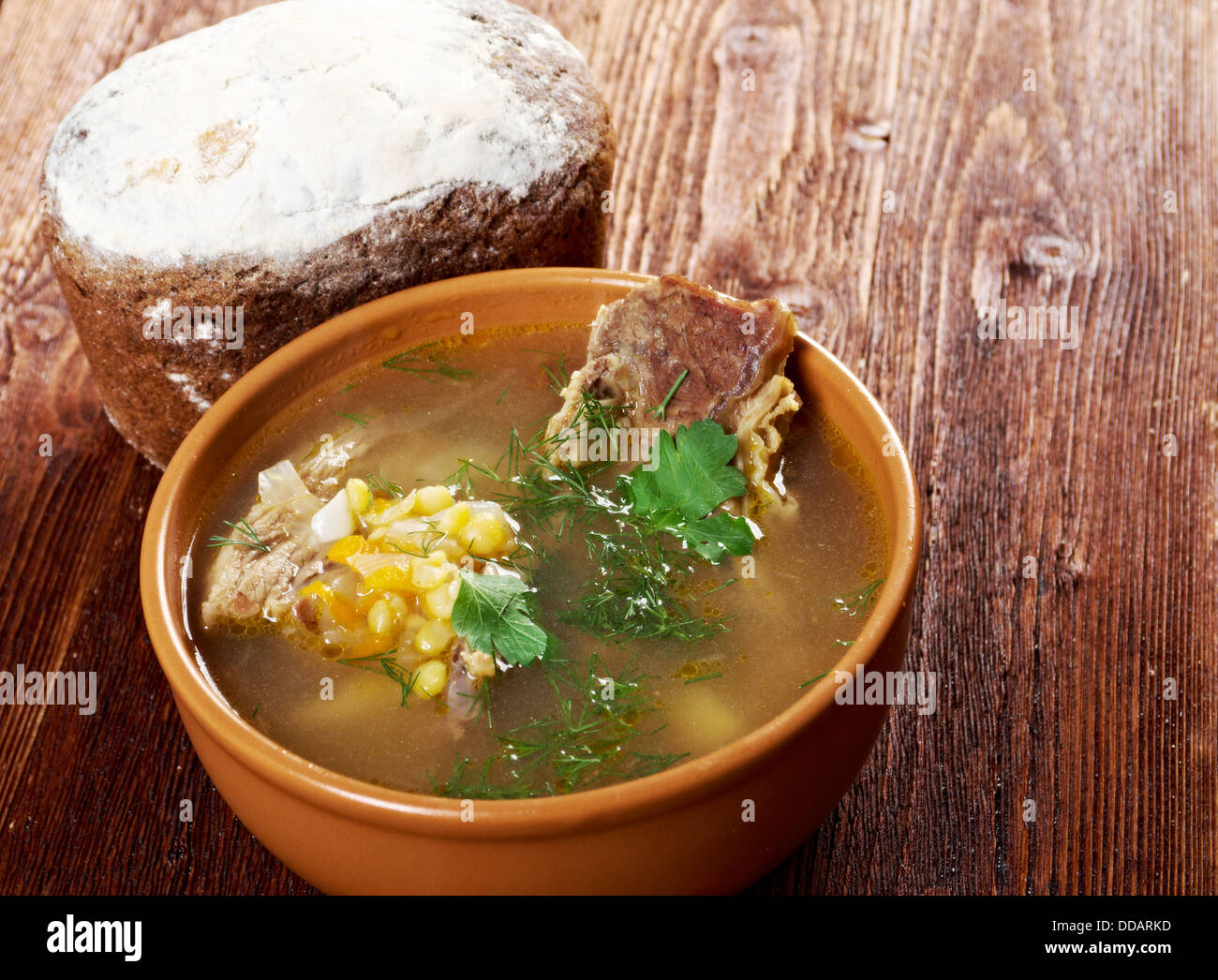 La soupe aux pois avec côte de boeuf .cuisine de la ferme Banque D'Images