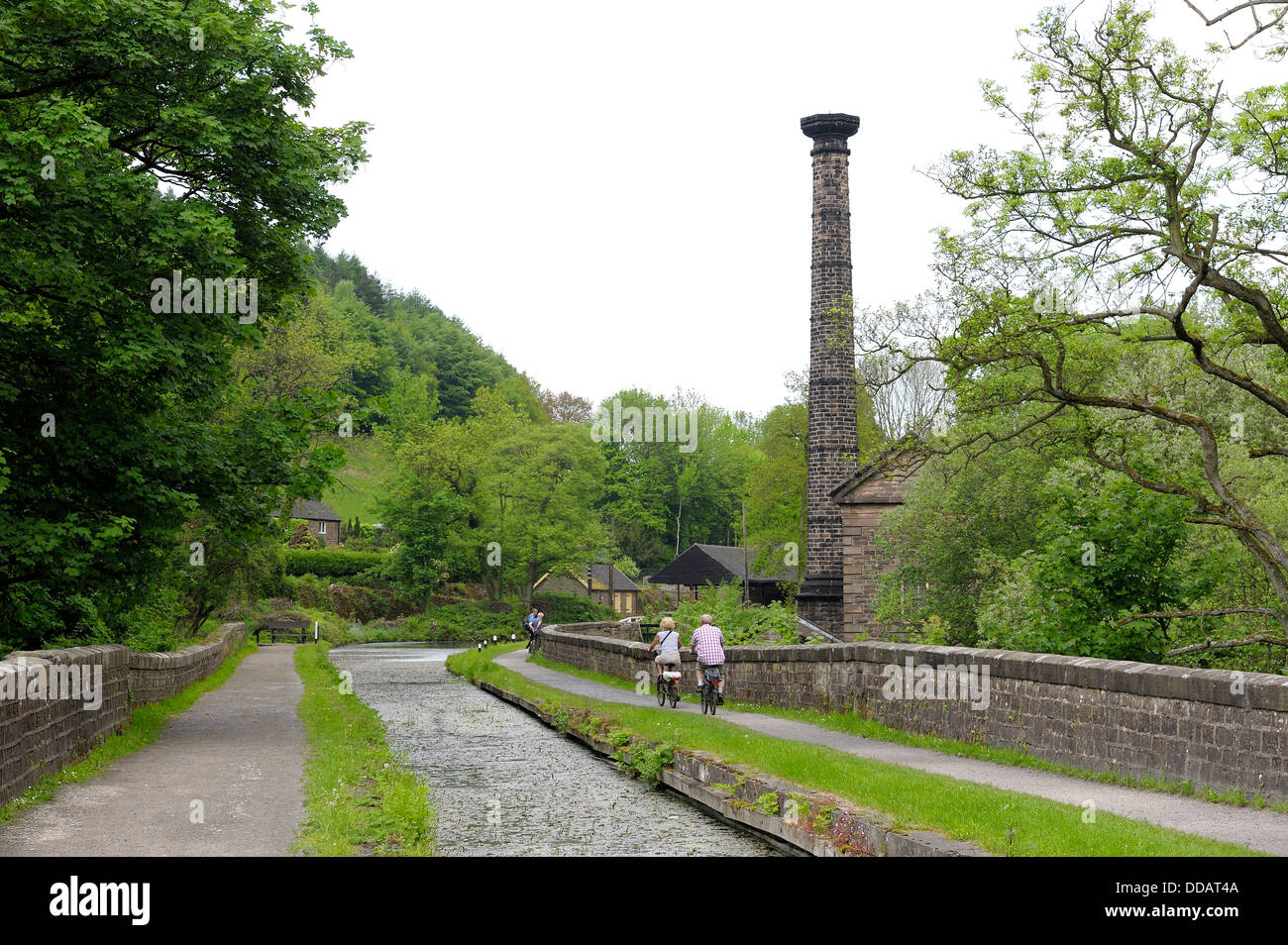 Un couple de personnes âgées en vélo le long du canal de Cromford Derbyshire, Angleterre, Royaume-Uni Banque D'Images