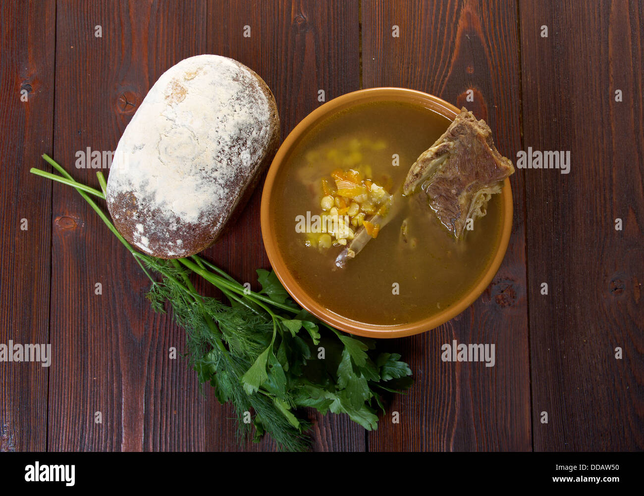 Avec la soupe aux pois, pain de campagne et côte de boeuf,verts comestibles .cuisine de la ferme Banque D'Images