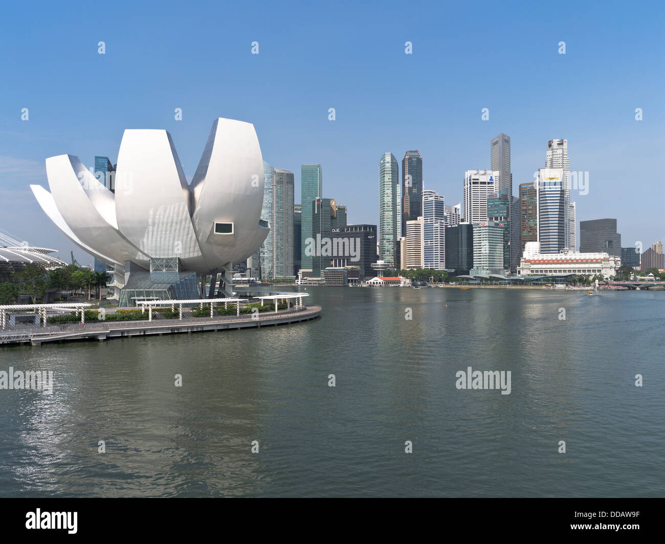 Dh l'Art Science Museum de Singapour MARINA BAY city skyline gratte-ciel de jour architecture Harbour Banque D'Images