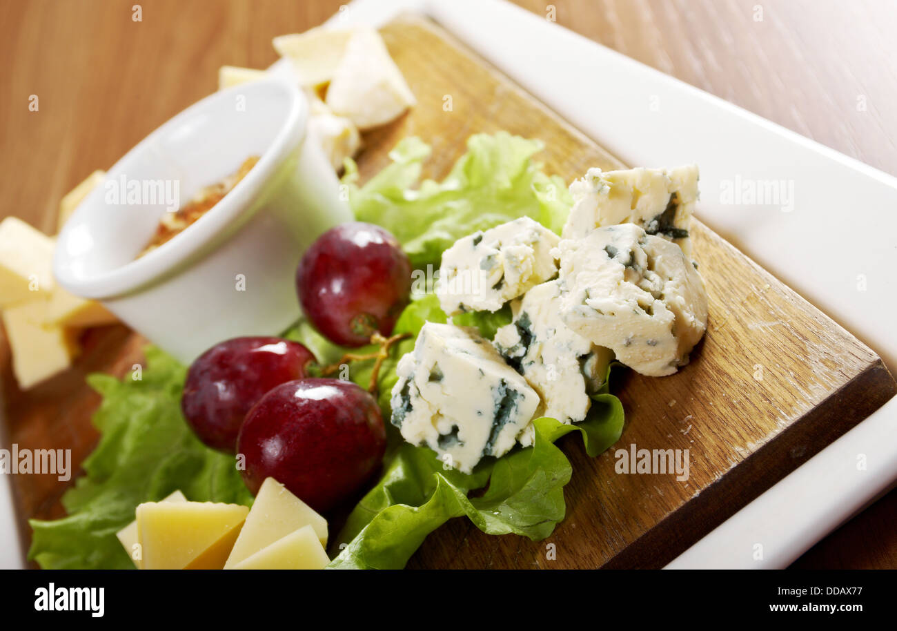 Différents types de fromage sur plateau en bois Banque D'Images