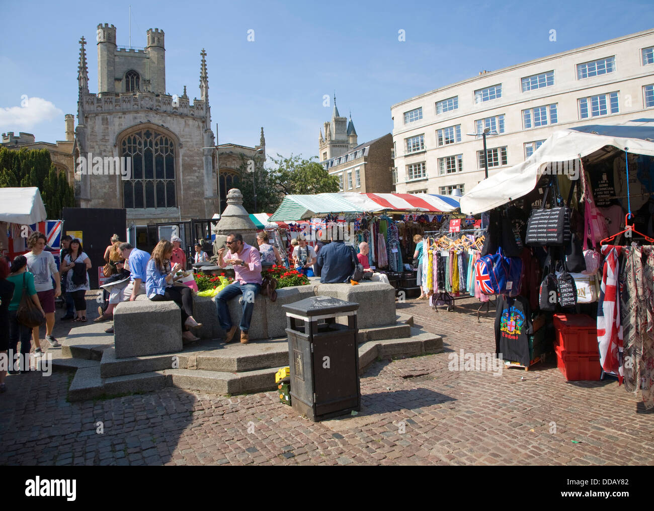 Les étals du marché place du marché historique Cambridge en Angleterre Banque D'Images