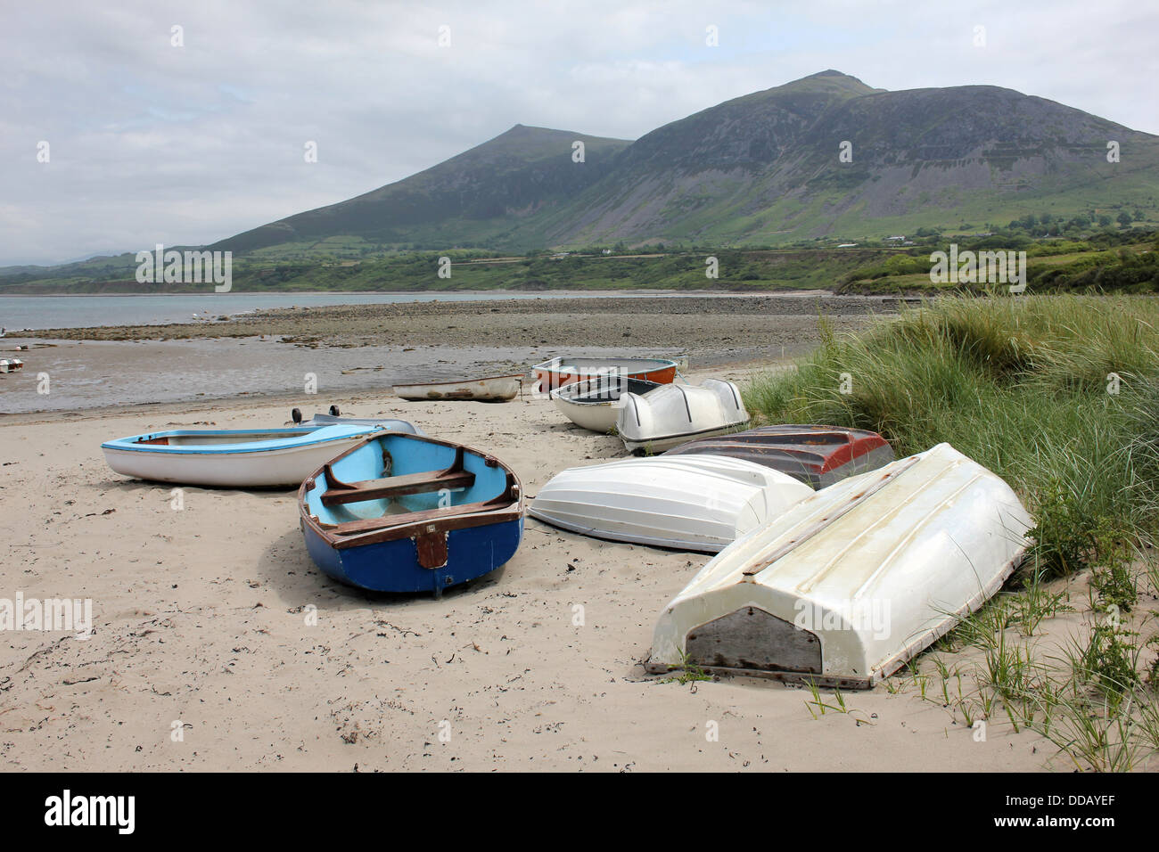 Bateaux hissé sur la plage à Trefor, qui se trouve au pied de l'Yr Eifl, le plus haut sur la péninsule de Llyn collines, au Pays de Galles Banque D'Images