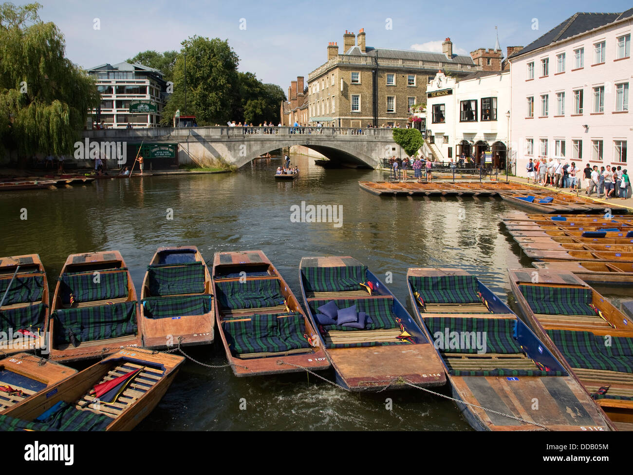 Plates sur la rivière Cam par Silver Street Bridge, Cambridge, England, UK Banque D'Images