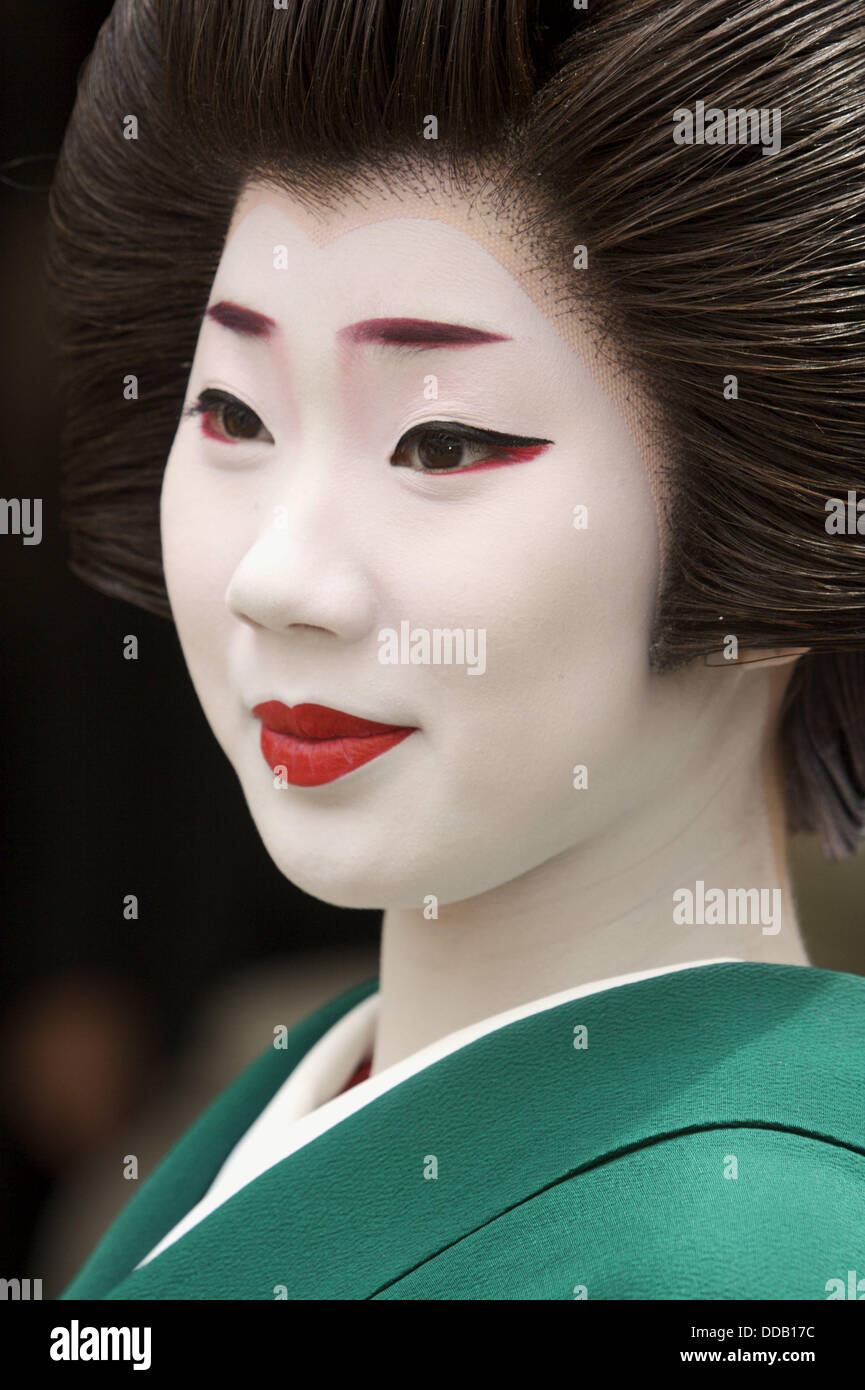 Geisha dans le maquillage traditionnel et portant un kimono dans le  quartier de Gion de Kyoto, au Japon Photo Stock - Alamy