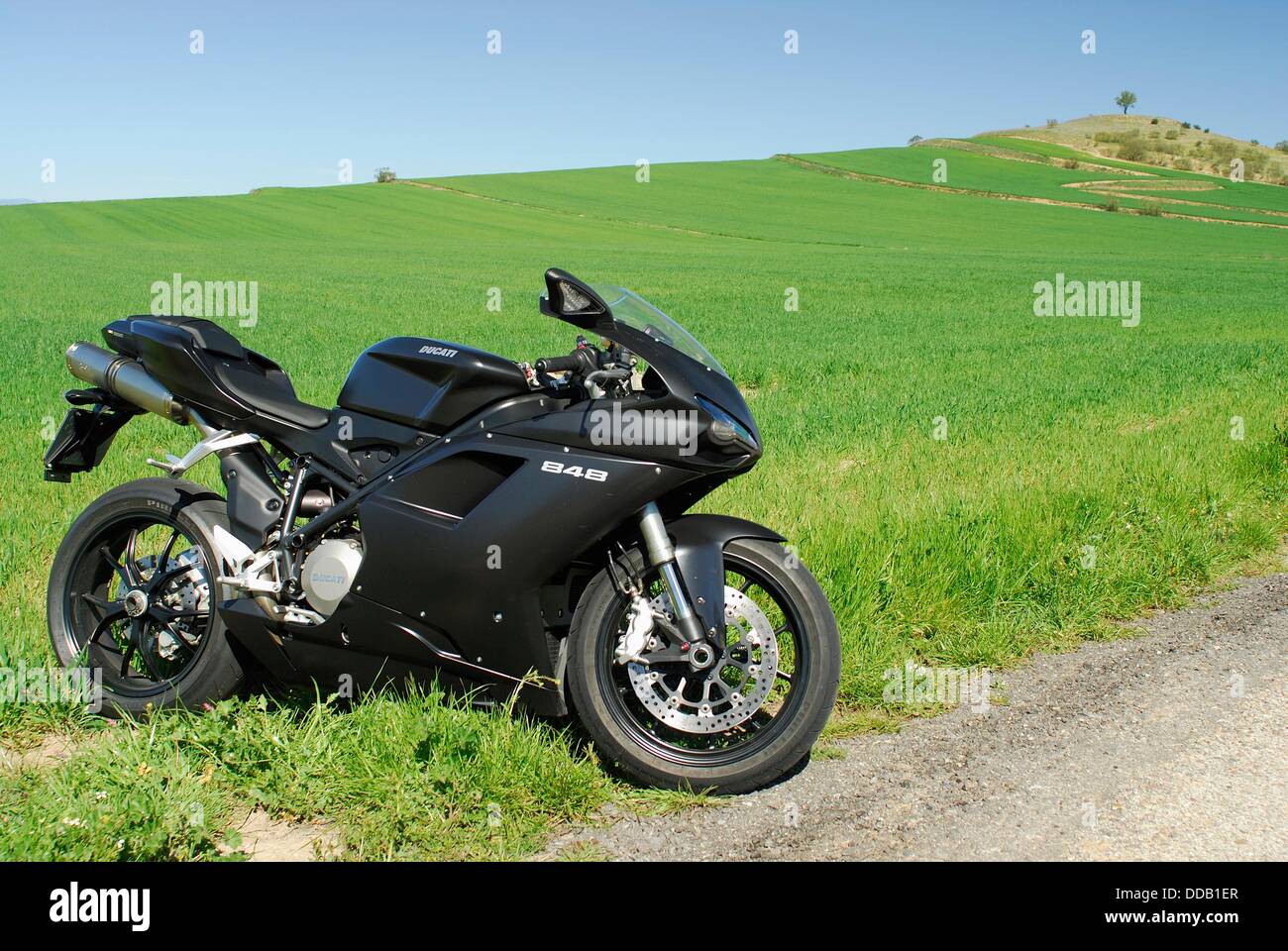 Ducati 848 moto dans un champ d'Algete, Madrid, Espagne Photo Stock - Alamy