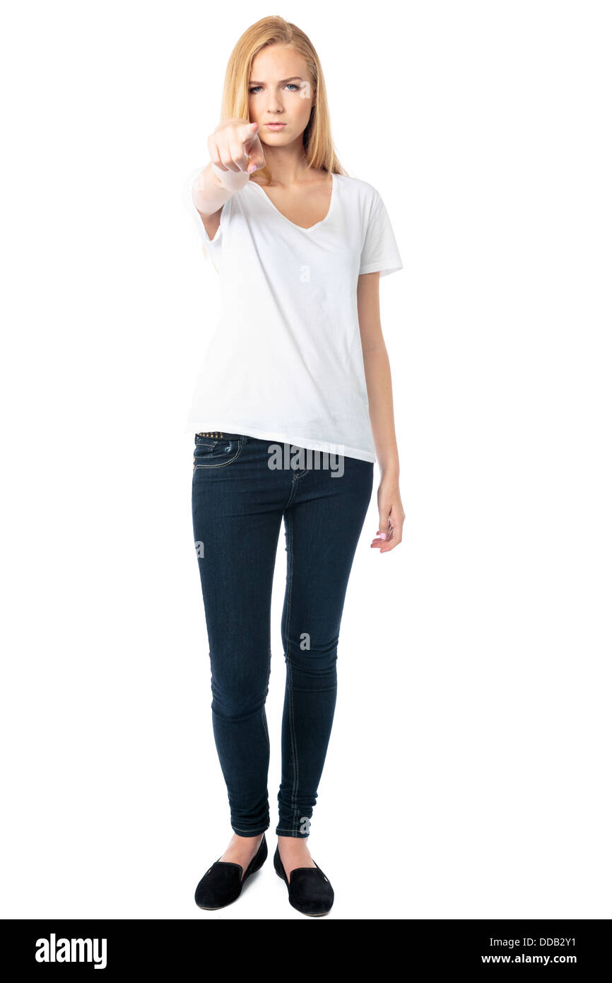 Femme pointant son doigt accusateur à l'appareil d'un stern expression déterminée comme elle cherche à jeter le blâme sur quelqu'un, pleine longueur isolated on white Banque D'Images