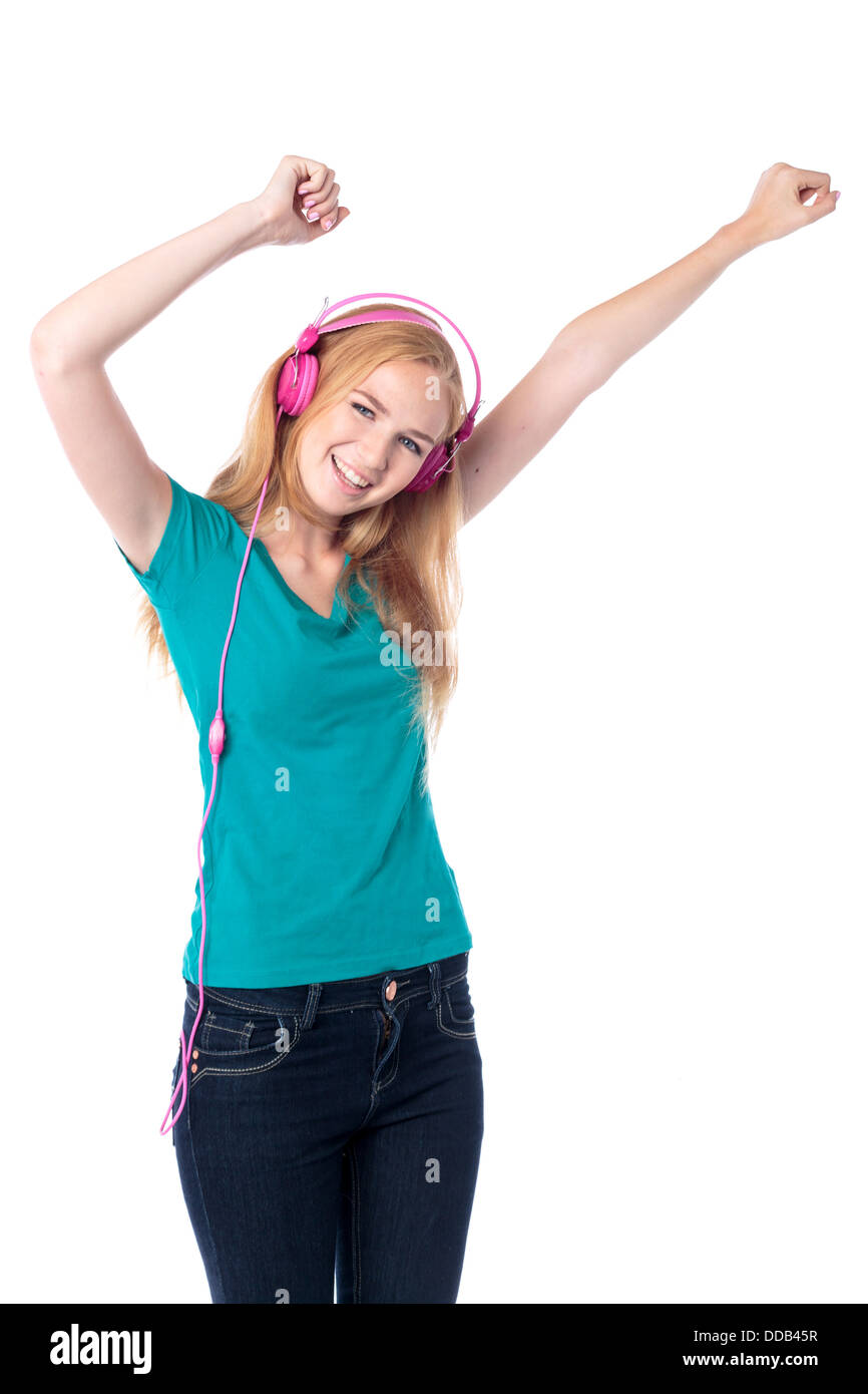 Woman sa musique en agitant ses bras en l'air et de rire comme elle écoute de la musique sur son casque Banque D'Images
