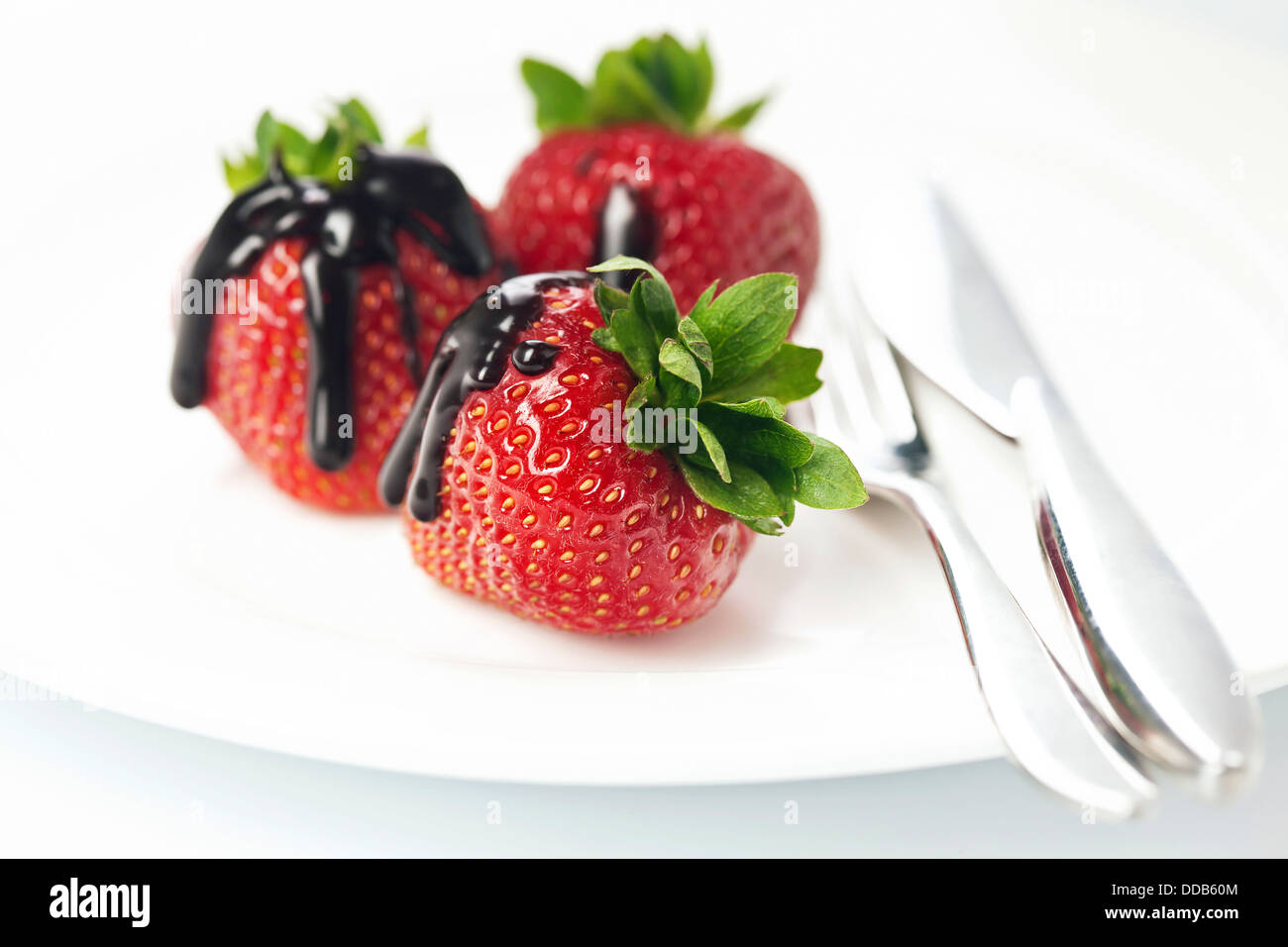 Les fraises au chocolat sur fond blanc Banque D'Images