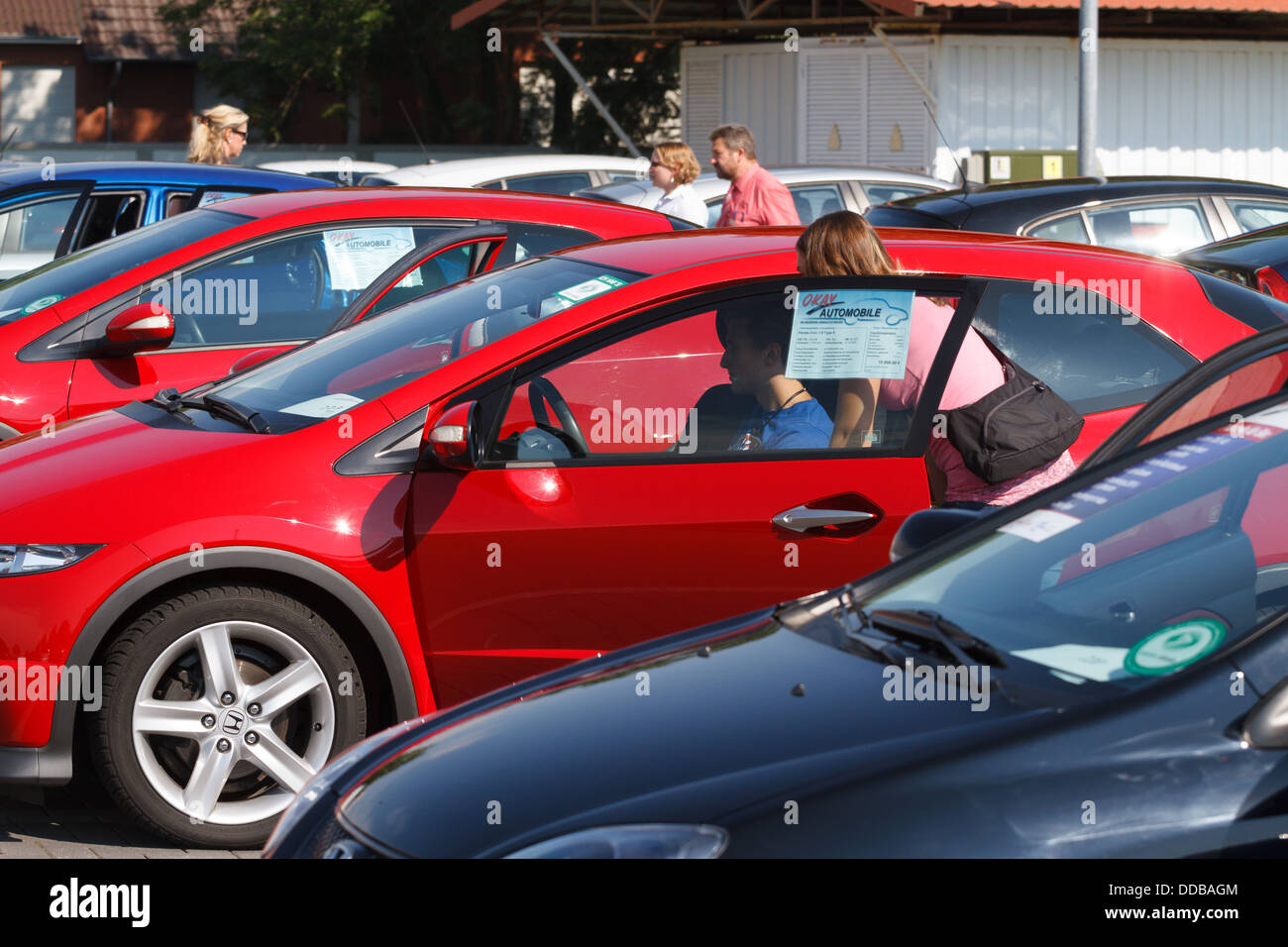 Aurich, Allemagne, un fabricant Honda Paerchen ressemble un modèle de la première Auricher Gebrauchtwagentag Banque D'Images