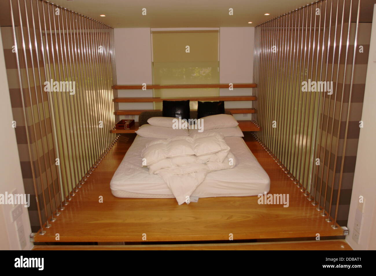 Londres, Royaume-Uni. Août 30, 2013. Un ancien haut A-list boutique hotel sera réaménagée en appartements de luxe. L'Hôtel Hempel dans Hyde Park est la vente aux enchères la totalité de son contenu, y compris le lit les Beckhams dormi et Michael Jackson's de toilettes. Les Beckhams' lit dans la lionne Suite est l'un des éléments de la star vente aux enchères, qui a lieu le 12 septembre de cette année. David et Victoria Beckham ont été souvent invités à l'hôtel, un favori des célébrités star depuis son ouverture. Ce concepteur a dormi dans un lit par les Beckhams. C'est une conception peu commune avec le 10ft 5in par 8ft 2in lit suspendu Banque D'Images