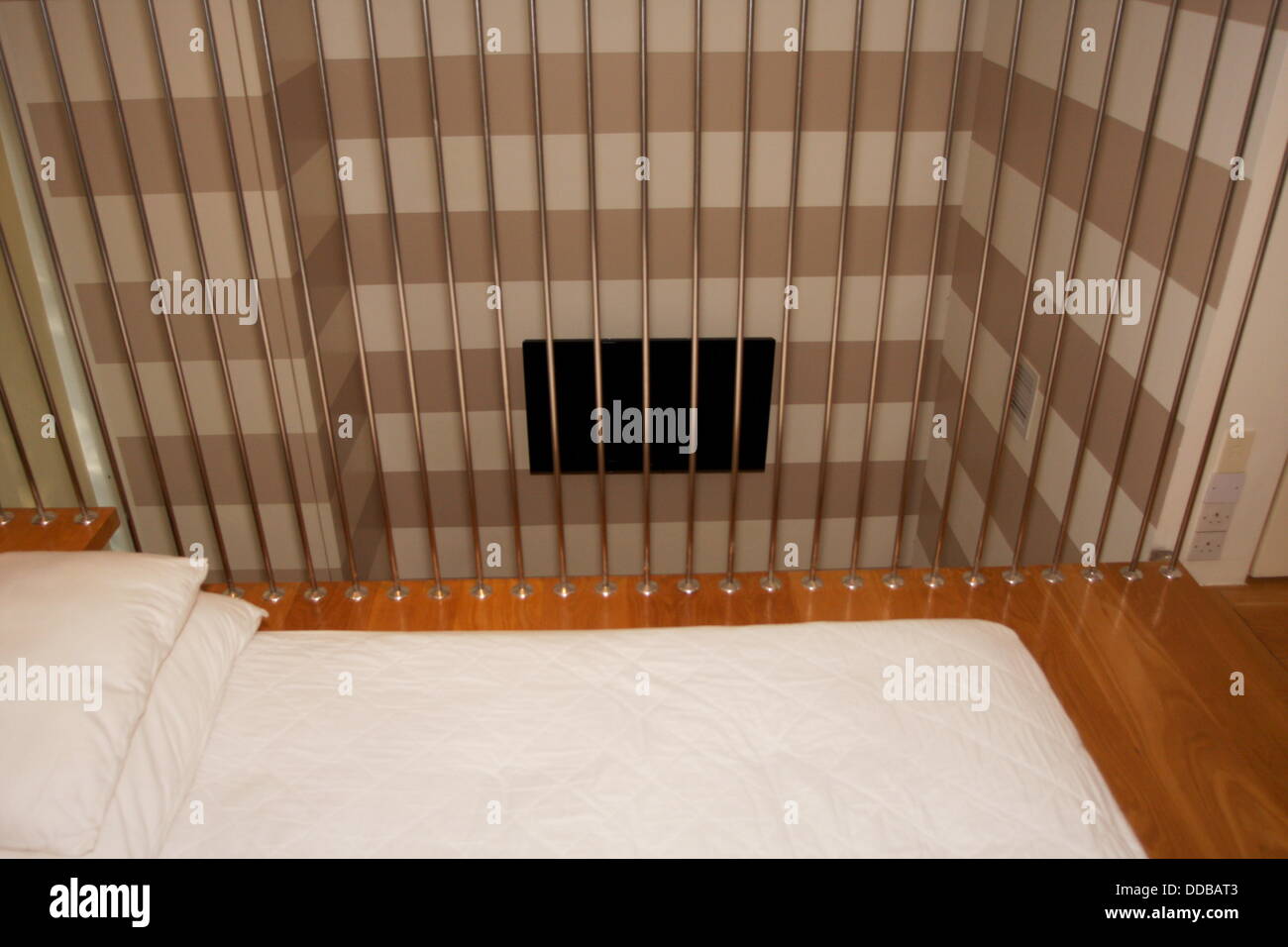 Londres, Royaume-Uni. Août 30, 2013. Un ancien haut A-list boutique hotel sera réaménagée en appartements de luxe. L'Hôtel Hempel dans Hyde Park est la vente aux enchères la totalité de son contenu, y compris le lit les Beckhams dormi et Michael Jackson's de toilettes. Les Beckhams' lit dans la lionne Suite est l'un des éléments de la star vente aux enchères, qui a lieu le 12 septembre de cette année. David et Victoria Beckham ont été souvent invités à l'hôtel, un favori des célébrités star depuis son ouverture. Ce concepteur a dormi dans un lit par les Beckhams. C'est une conception peu commune avec le 10ft 5in par 8ft 2in lit suspendu Banque D'Images