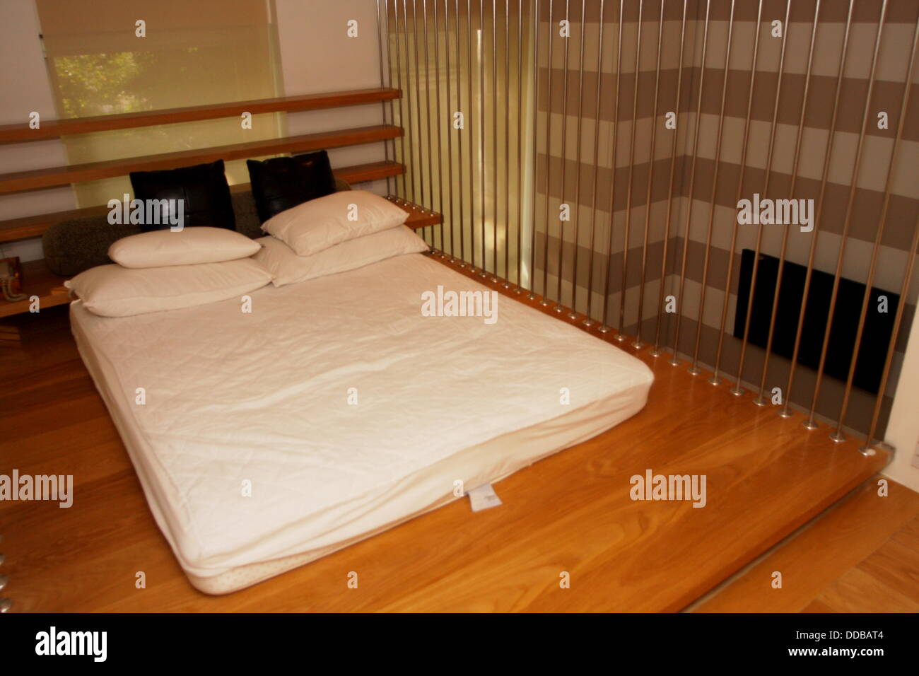 Londres, Royaume-Uni. Août 30, 2013. Un ancien haut A-list boutique hotel sera réaménagée en appartements de luxe. L'Hôtel Hempel dans Hyde Park est la vente aux enchères la totalité de son contenu, y compris le lit les Beckhams dormi et Michael Jackson's de toilettes. Les Beckhams' lit dans la lionne Suite est l'un des éléments de la star vente aux enchères, qui a lieu le 12 septembre de cette année. David et Victoria Beckham ont été souvent invités à l'hôtel, un favori des célébrités star depuis son ouverture. Ce concepteur a dormi dans un lit par les Beckhams. C'est une conception peu commune avec le 10ft 5in par 8ft 2in lit suspendu Banque D'Images
