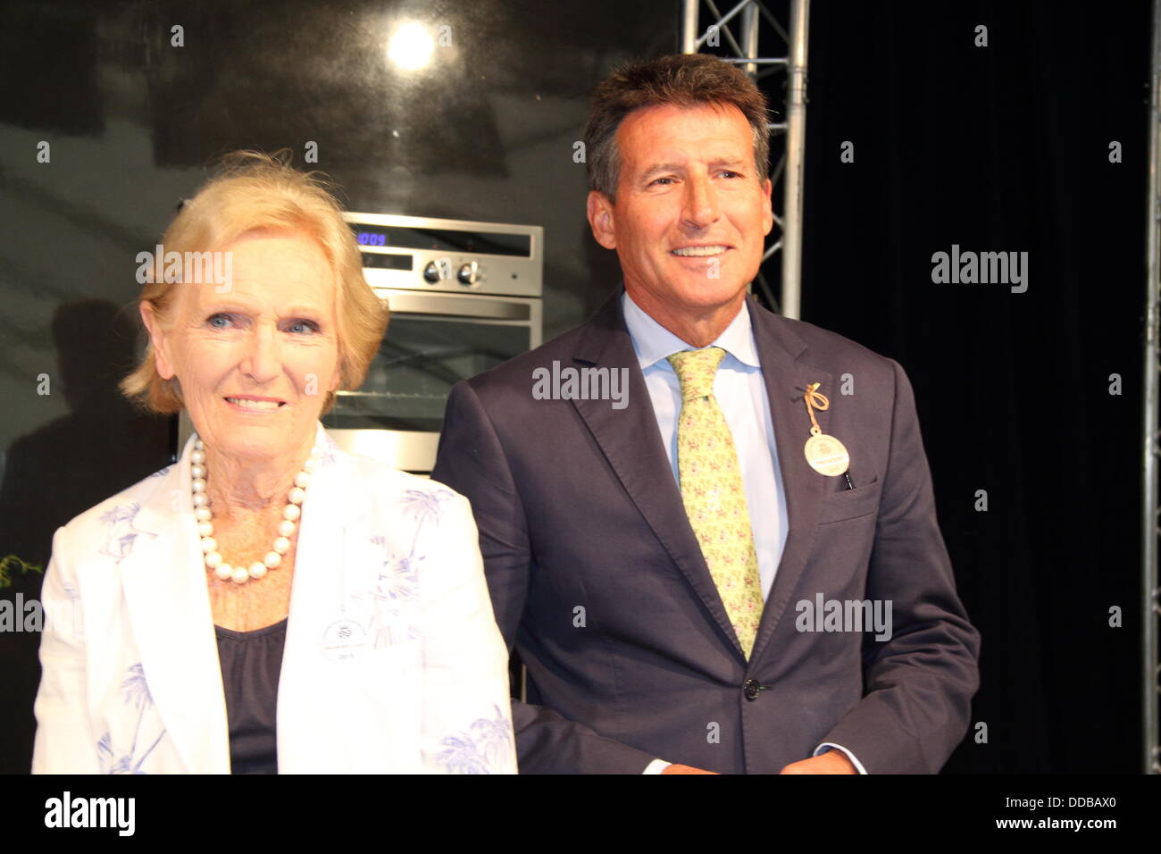 Le Derbyshire, Royaume-Uni. Août 30, 2013. Appuyez sur call TV : star cuisine Mary Berry et président de foire 2013, Lord Sebastian Coe posent dans le théâtre de cuisine sur le matin du lancement de Chatsworth Country Fair, Peak District, Derbyshire, Royaume-Uni. Credit : Deborah Vernon/Alamy Live News Banque D'Images