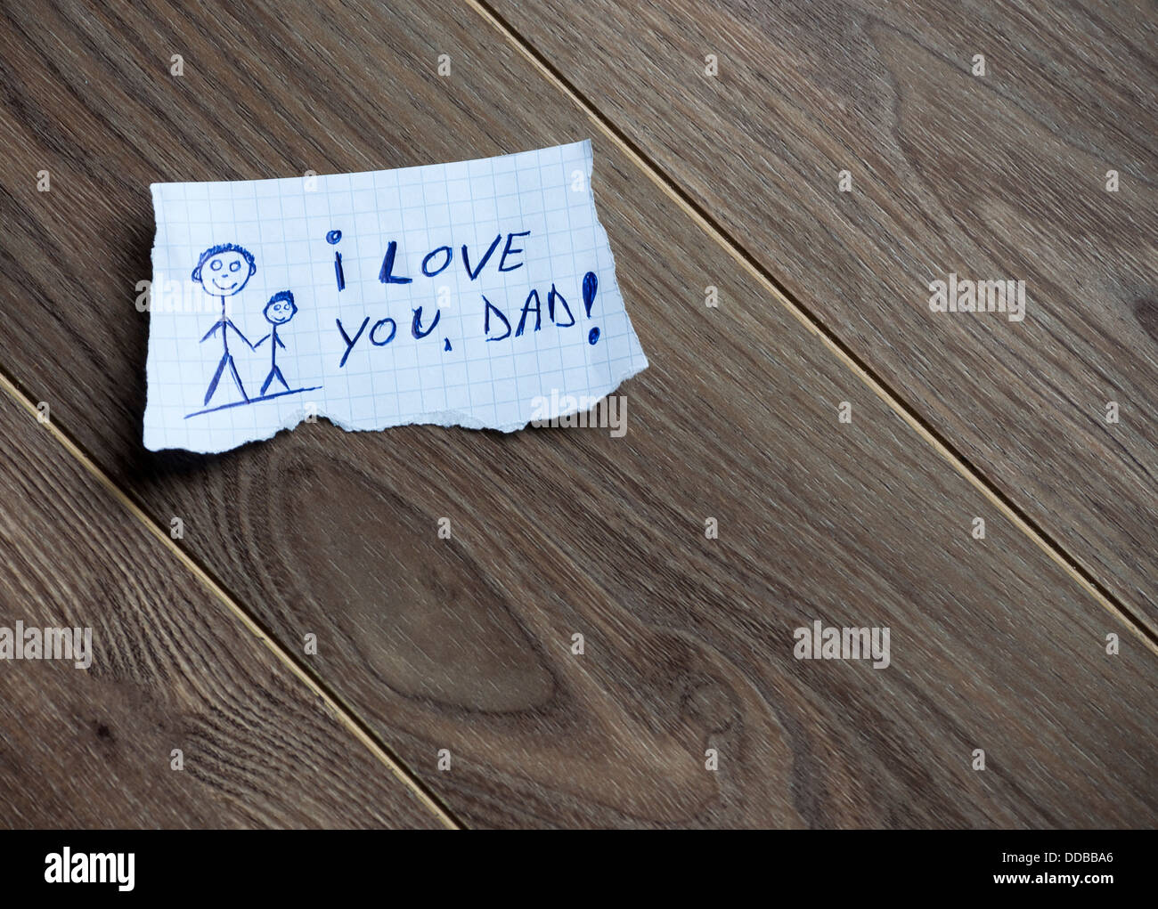 Je vous aime, papa, écrite sur du papier, sur un fond de bois. L'espace pour votre texte. Banque D'Images